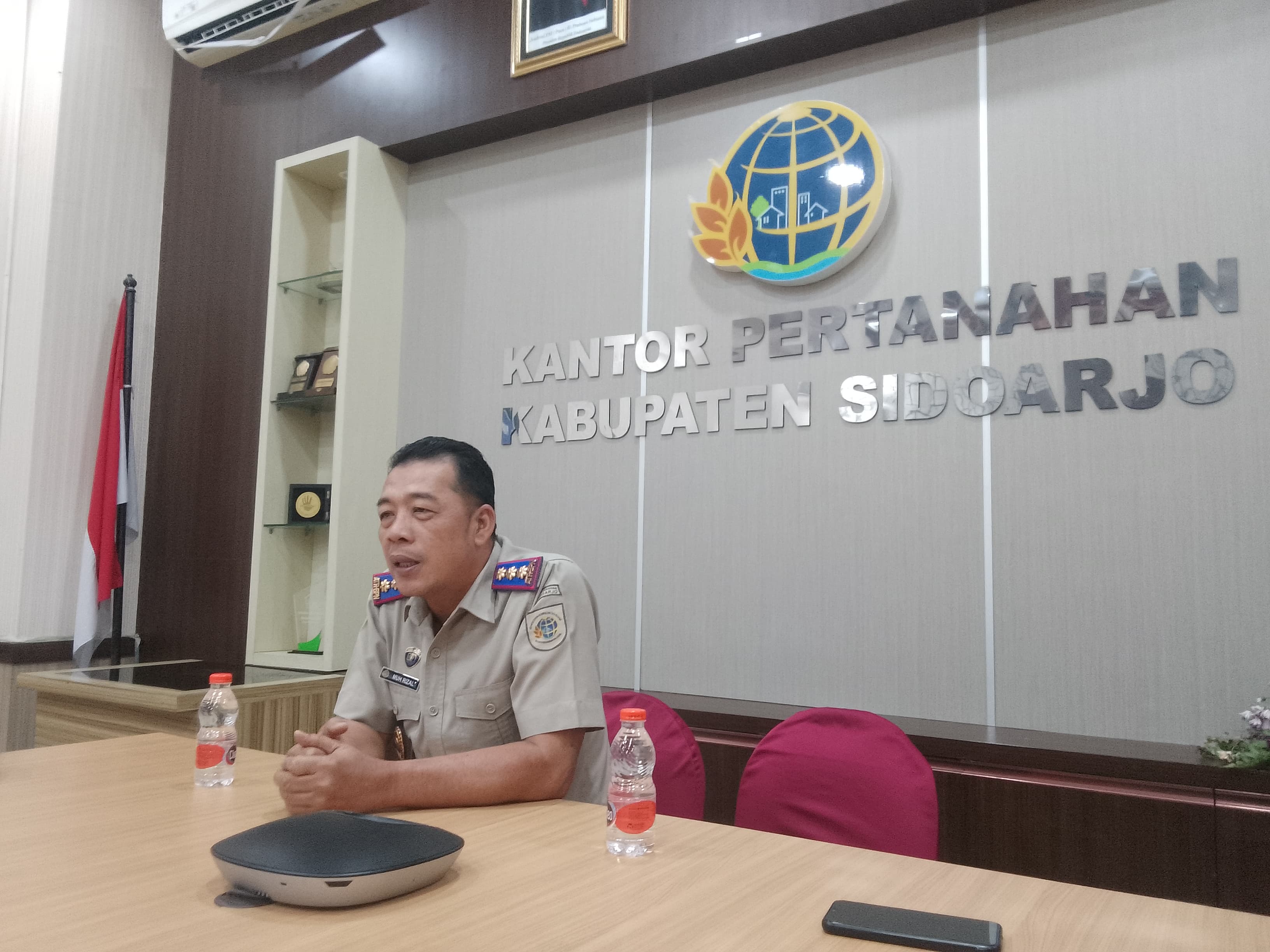 TEGAS : Muh Rizal saat ditemui di Kantor Pertanahan Sidoarjo. Ia membentuk tim untuk investigasi terkait temuan HGB 656 hektare di laut Sidoarjo, Rabu (22/1). (DIKY PUTRA SANSIRI/RADAR SIDOARJO)