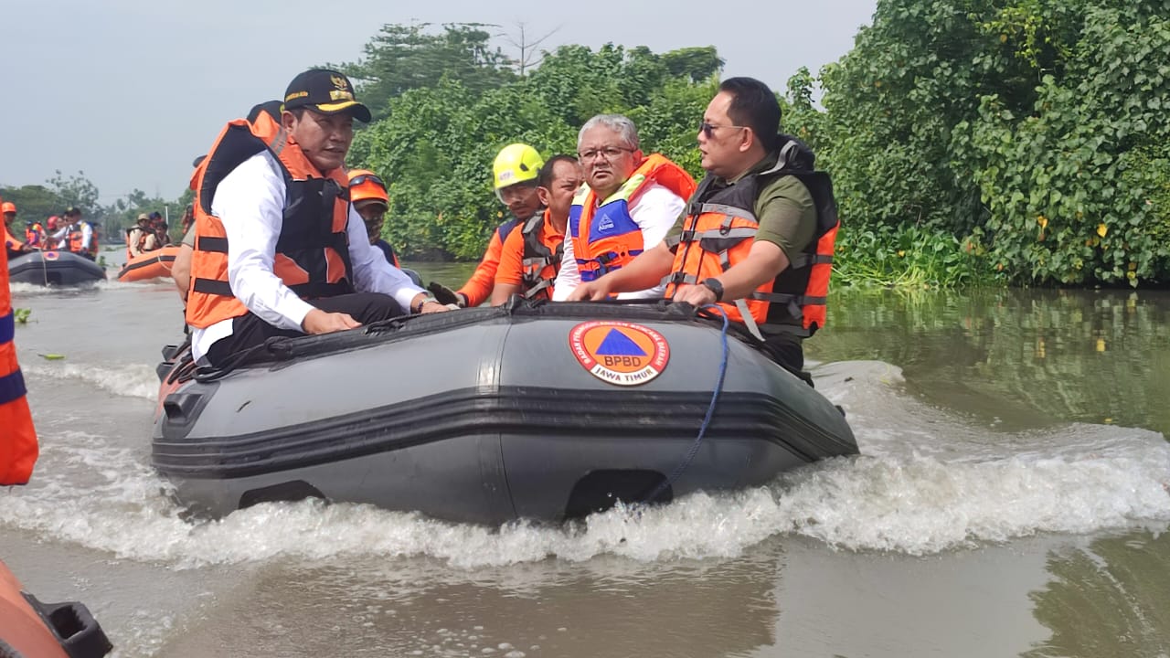 CARI SOLUSI : Pj Gubernur Jatim, Adhy Karyono saat meninjau langsung kondisi sungai Desa Kedungpeluk, Candi, Sidoarjo. (M SAIFUL ROHMAN/RADAR SIDOARJO)
