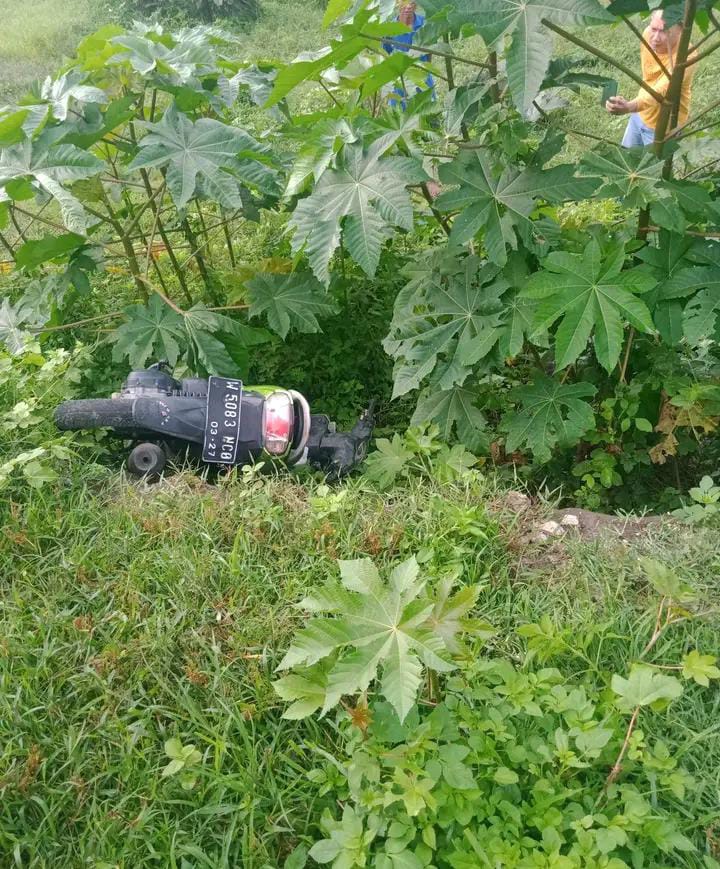 LOKASI KEJADIAN : Sepeda motor yang dikendarai korban di lokasi kejadian penemuan mayat di Tarik, Sidoarjo, Rabu (22/1) pagi. (IST/RADAR SIDOARJO)