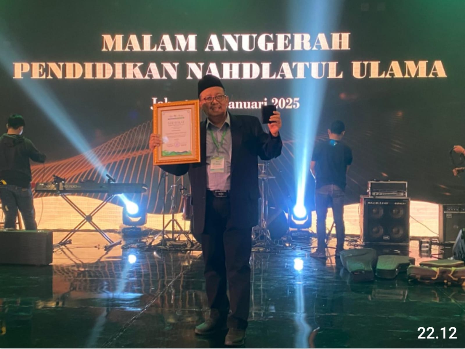 APRESIASI: Rektor UNUSIDA Fatkul Anam menerima Anugerah Pendidikan Nahdlatul Ulama 2025 untuk kategori Pendidikan Tinggi.