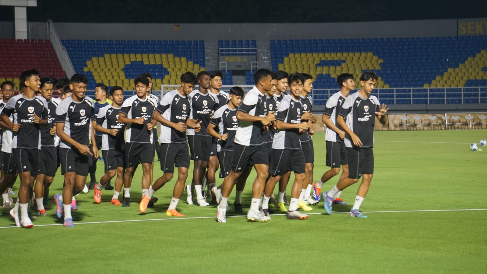PERSIAPAN: Pemain Timnas U-20 saat latihan di Stadion Gelora Delta Sidoarjo, Rabu (22/1) malam. (M SAIFUL ROHMAN/RADAR SIDOARJO)