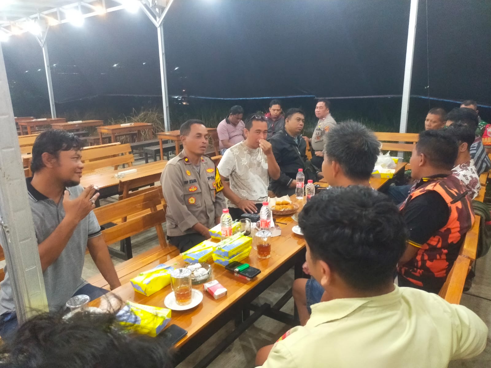 KOMITMEN : Kapolsek Krian bersama Forum Pemuda Lintas Iman berkomitmen jaga kondusivitas di Krian, Sidoarjo.&nbsp;(IST/RADAR SIDOARJO)