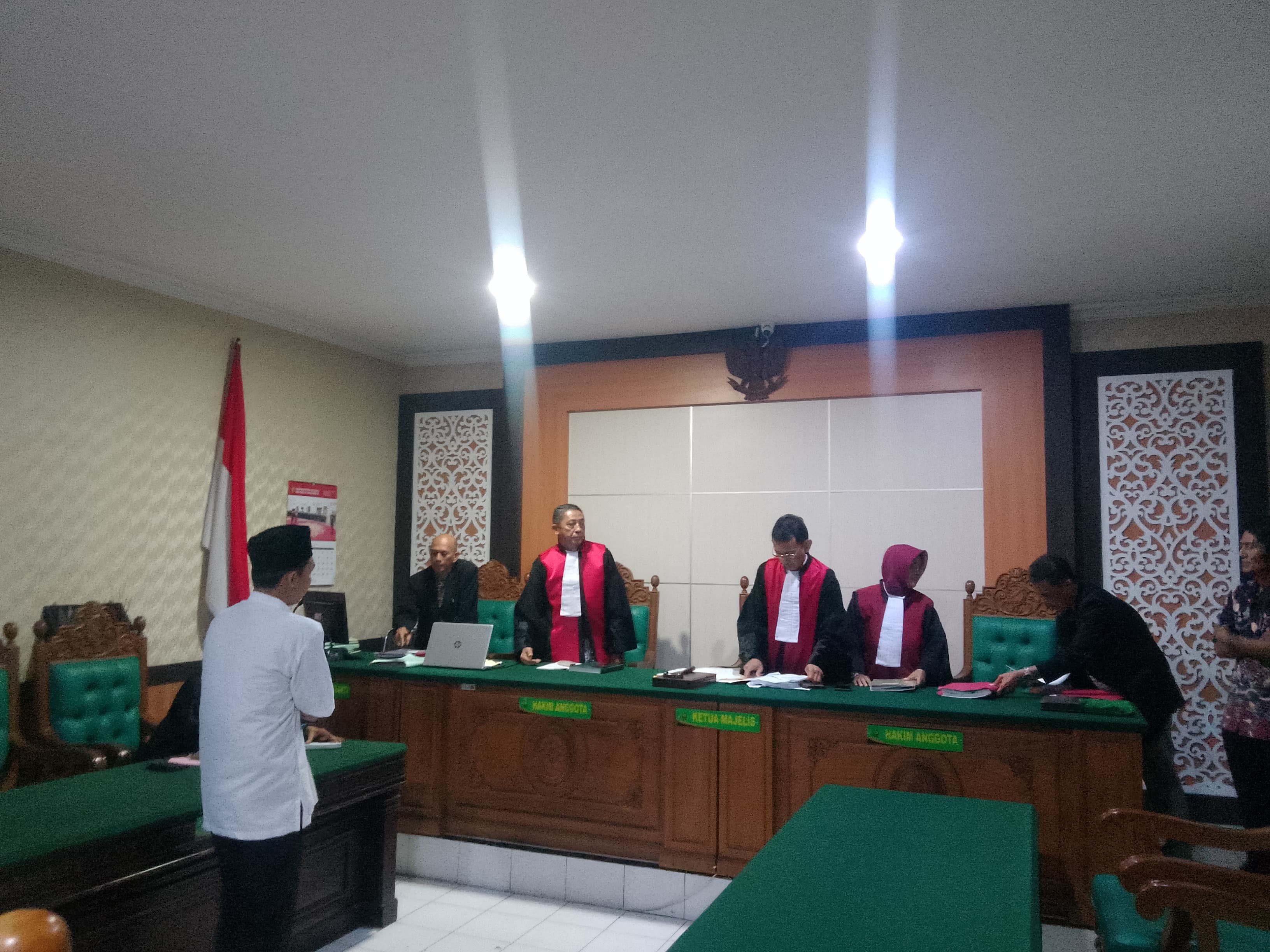 MENERIMA : Oknum guru SMPN di Sidoarjo usai jalani sidang terkait rudapaksa cabuli siswinya, Kamis (23/1). (DIKY PUTRA SANSIRI/RADAR SIDOARJO)