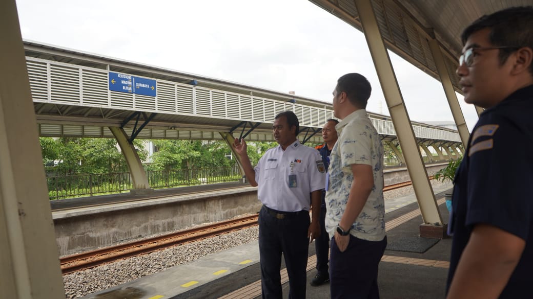 SIAP BEROPERASI : Petugas sedang melakukan pengecekan di Stasiun Boharan, Krian, Sidoarjo, Kamis (23/1). Dua stasiun akan beroperasi kembali di Sidoarjo. (IST/RADAR SIDOARJO)