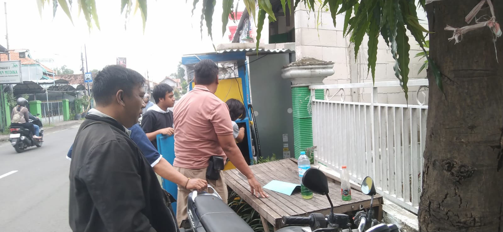 PERIKSA : Anggota Polsek Krian saat memeriksa drum penyimpanan bensin eceran di Desa Sedanganmijen, Krian, Sidoarjo. (IST/RADAR SIDOARJO).