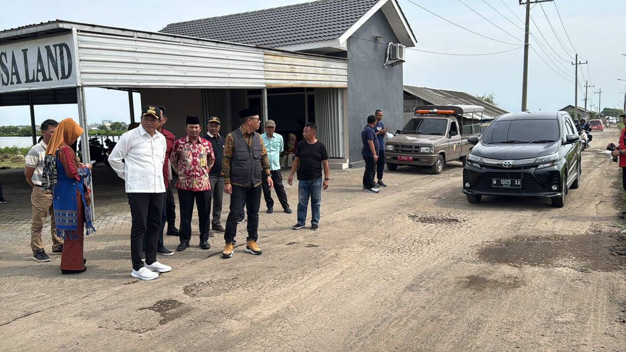 RUSAK : Plt Bupati Sidoarjo Subandi saat melihat kondisi Jalan di Banjar Kemuning, Sedati, Sidoarjo. (IST/RADAR SIDOARJO)