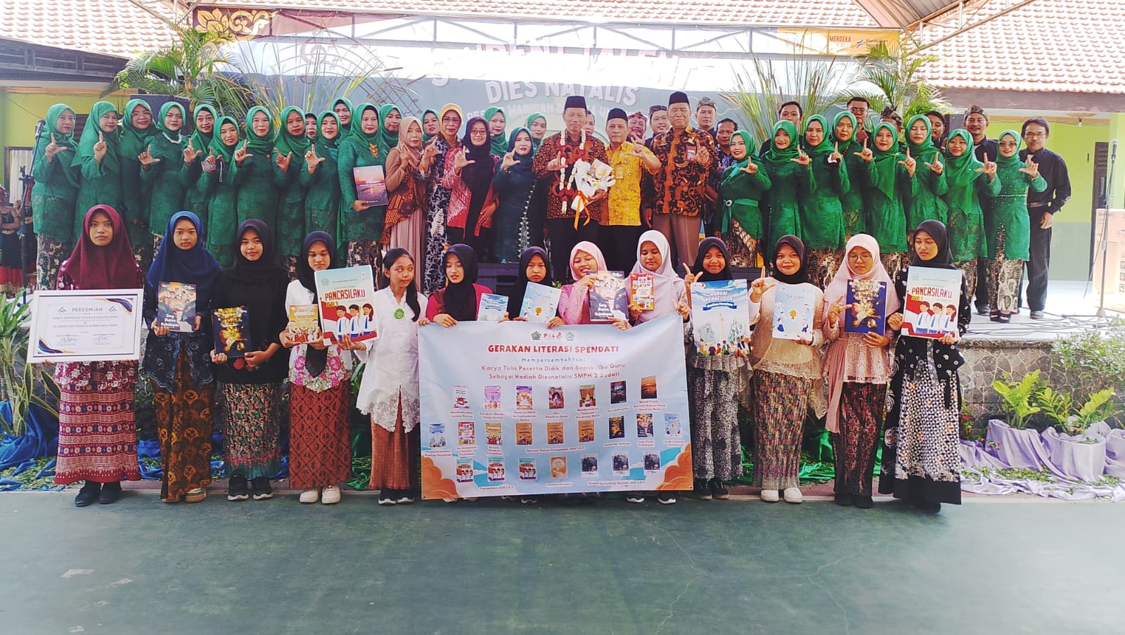 SUKSES: Puncak acara Dies Natalis ke-39 Spendati, Sidoarjo "Melody Pesisir: Warisan Budaya untuk Generasi Muda" dimeriahkan student talent, bazar, serta pameran P5.(INDRA WIJAYANTO/RADAR SIDOARJO)