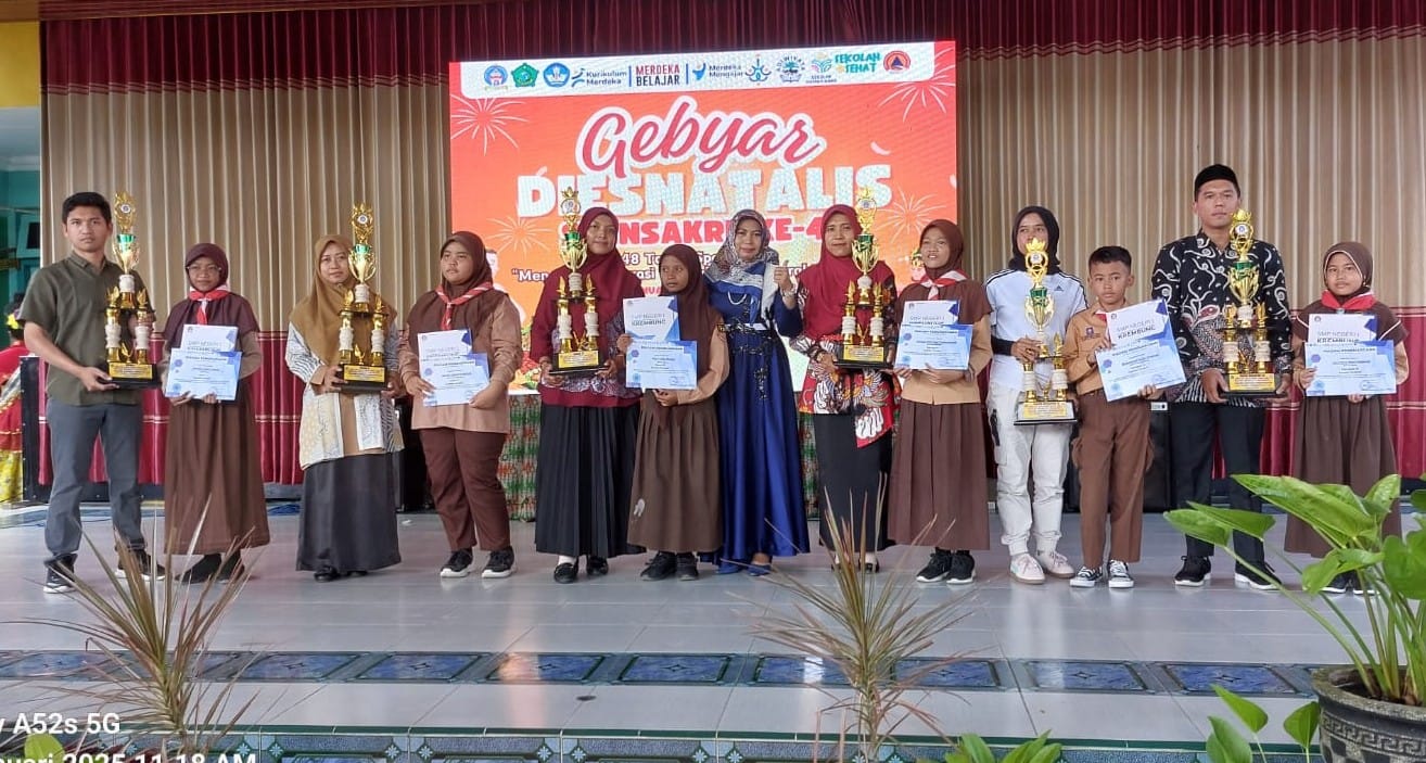 PRESTASI: Penyerahan penghargaan juara lomba tingkat SD/MI se-Sidoarjo dan Mojokerto dalam rangkaian Dies Natalis Spensakre Sidoarjo ke-48. (IST/RADAR SIDOARJO)