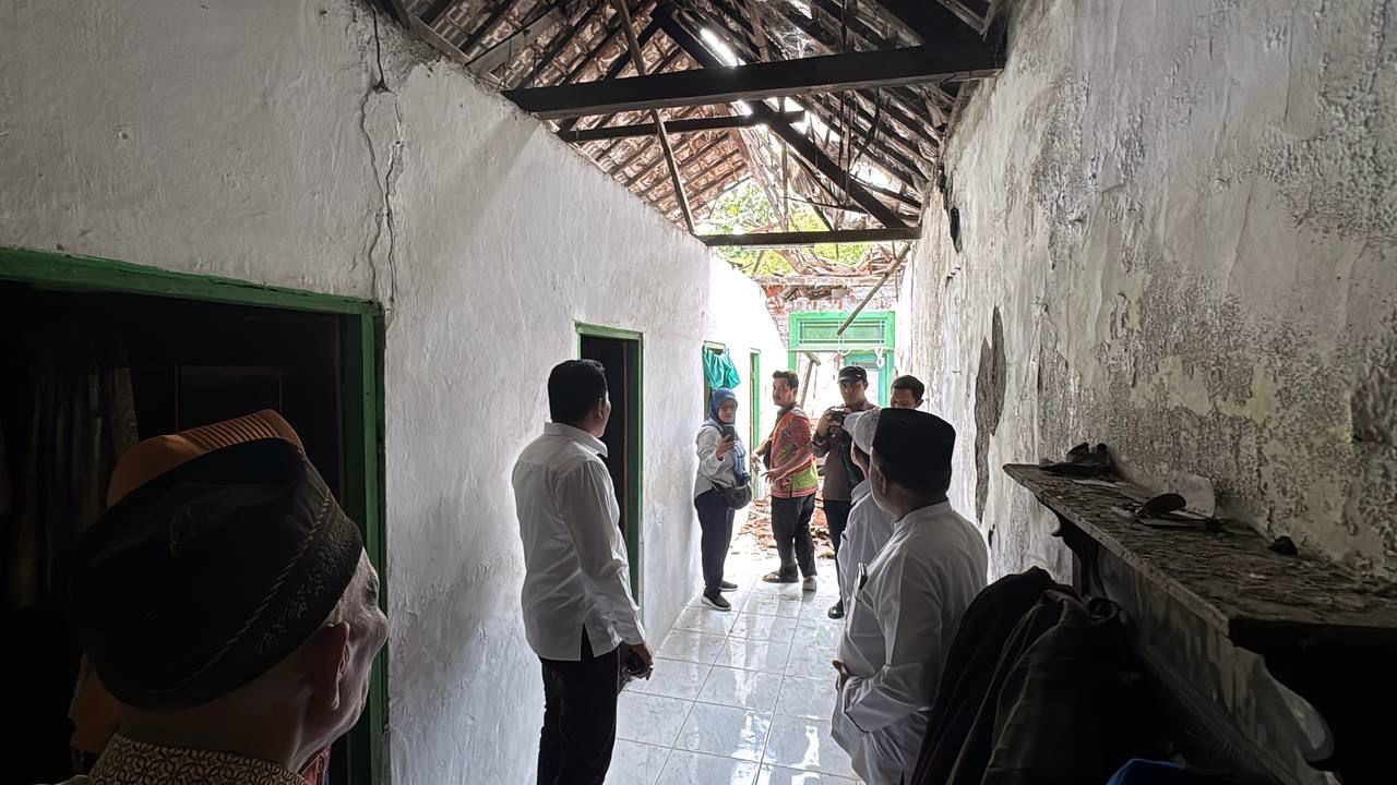 PEDULI: Plt Bupati Sidoarjo Subandi sidak RTLH warga di Desa Gisik Cemandi Kecamatan Sedati.
