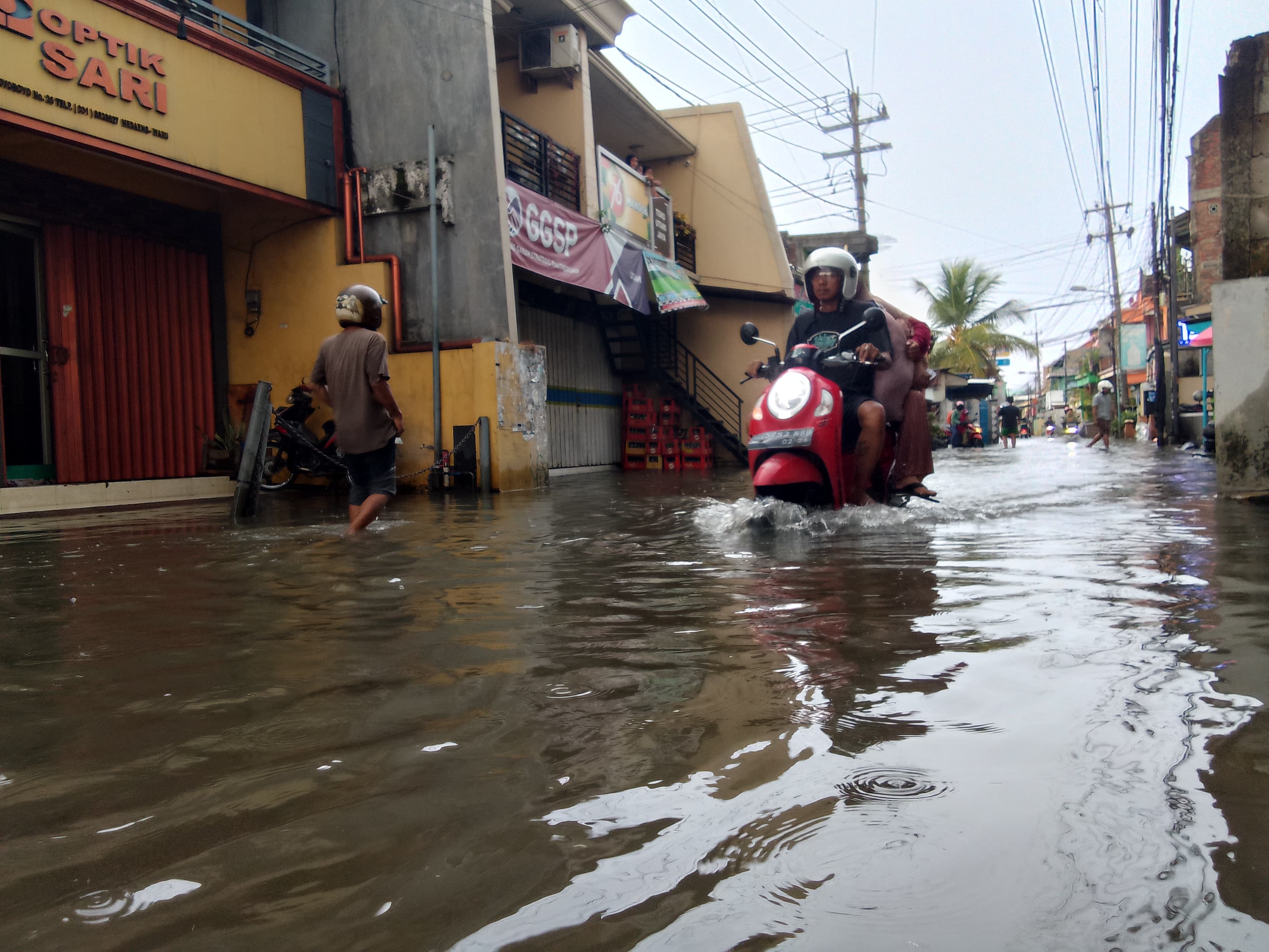 GENANGAN : Banjir di Jalan Joyoboyo, Medaeng, Waru, Sidoarjo Minggu (26/1). (DIKY PUTRA SANSIRI/RADAR SIDOARJO)