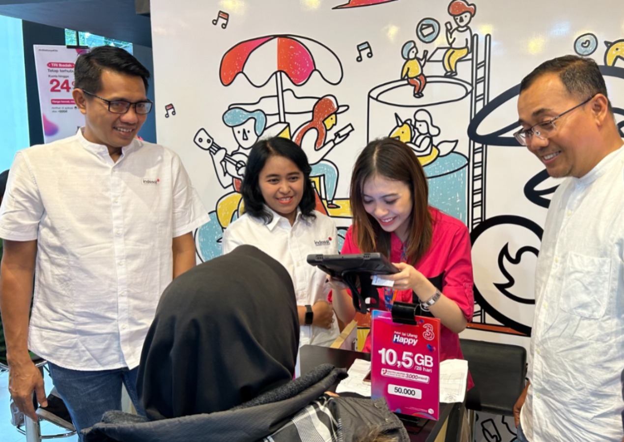 INOVATIF: Prio Sasongko, SVP Head of Regioan East Java Indosat Ooredoo Hutchison (kanan) meresmikan pembukaan gerai terintegrasi 3Store dan Gerai IM3 (24/01/2024) di Malang.