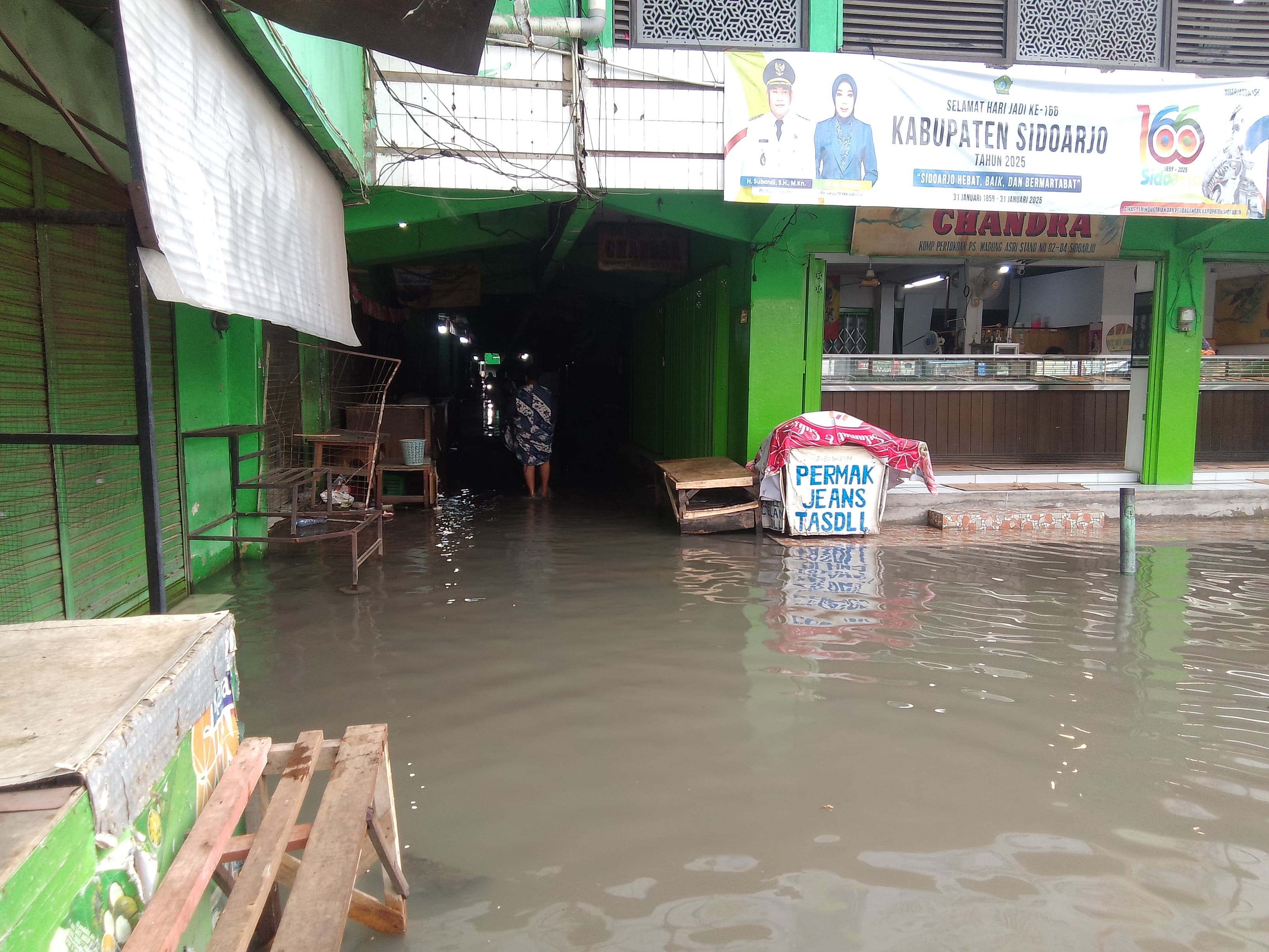 TERENDAM : Kondisi banjir di Pasar Wadungasri, Waru, Sidoarjo, Senin (27/1). (DIKY PUTRA SANSIRI/RADAR SIDOARJO)