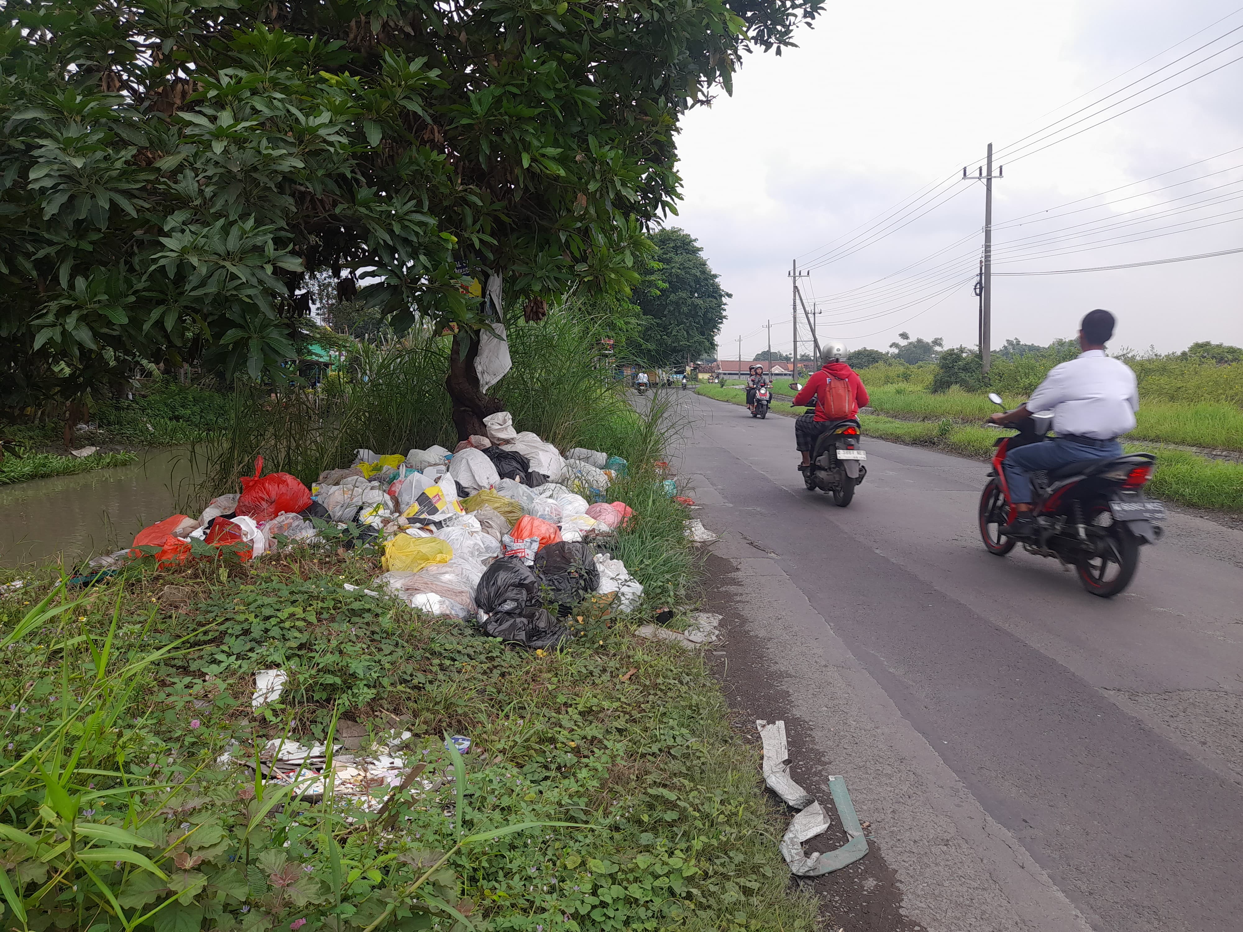MENGGANGGU: Salah satu sudut Jalan Anggaswangi, Sukodono, Sidoarjo, yang dipenuhi tumpukan sampah. (M SAIFUL ROHMAN/RADAR SIDOARJO)