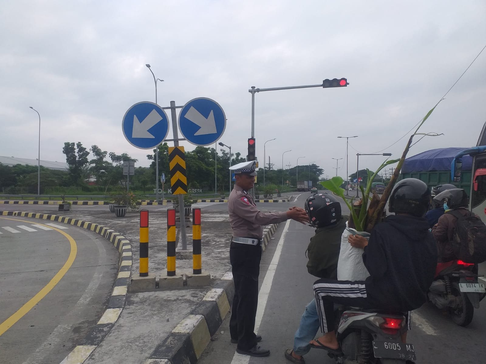 DIALOGIS : Polsek Balongbendo melaksanakan patroli di sepanjang jalur rawan kecelakaan di Balongbendo, Sidoarjo. (IST/RADAR SIDOARJO)