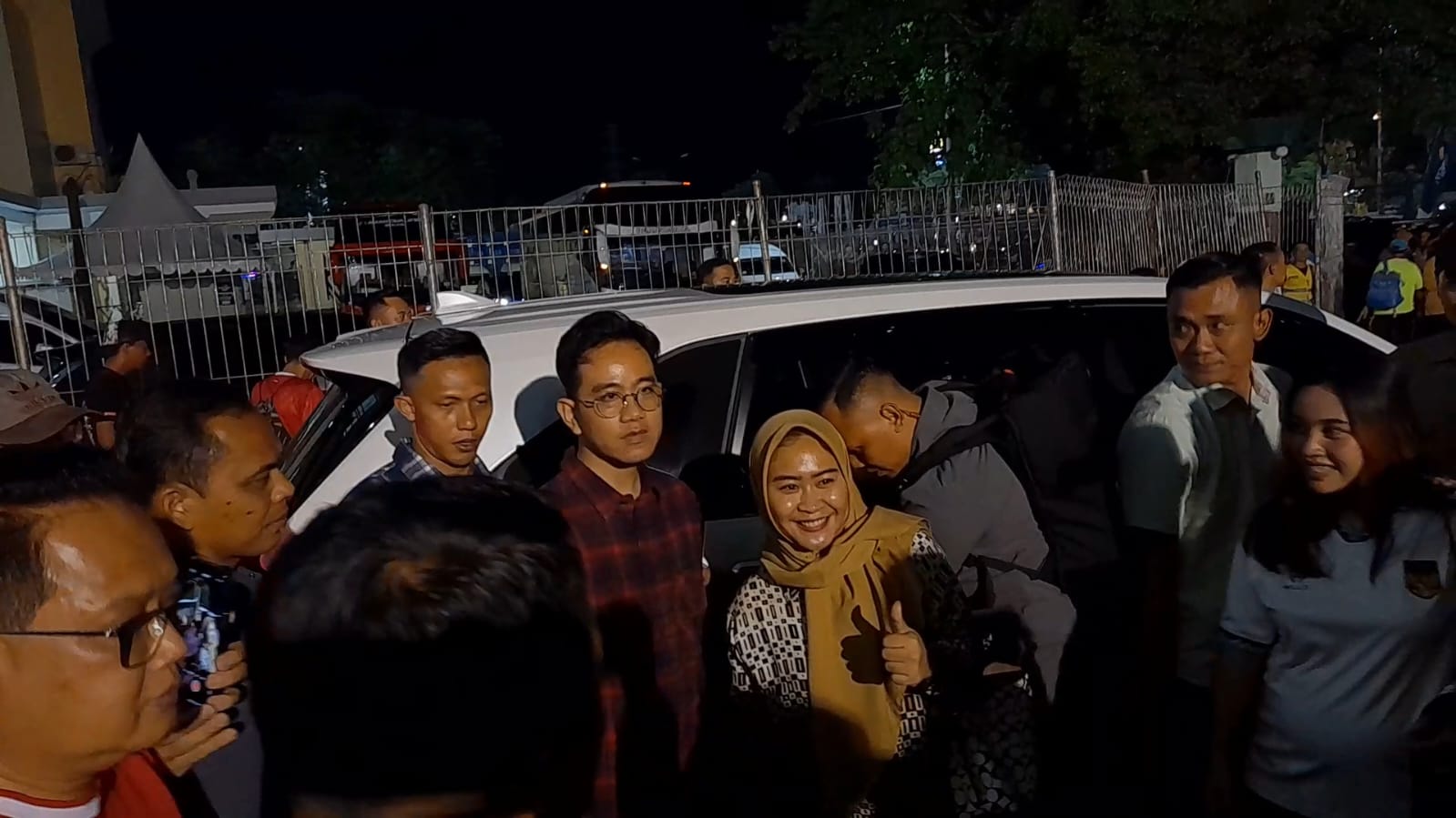 ANTUSIAS: Wakil Presiden RI, Gibran Rakabuming Raka saat berswafoto dengan para suporter. (SAIFUL ROHMAN/RADAR SIDOARJO)