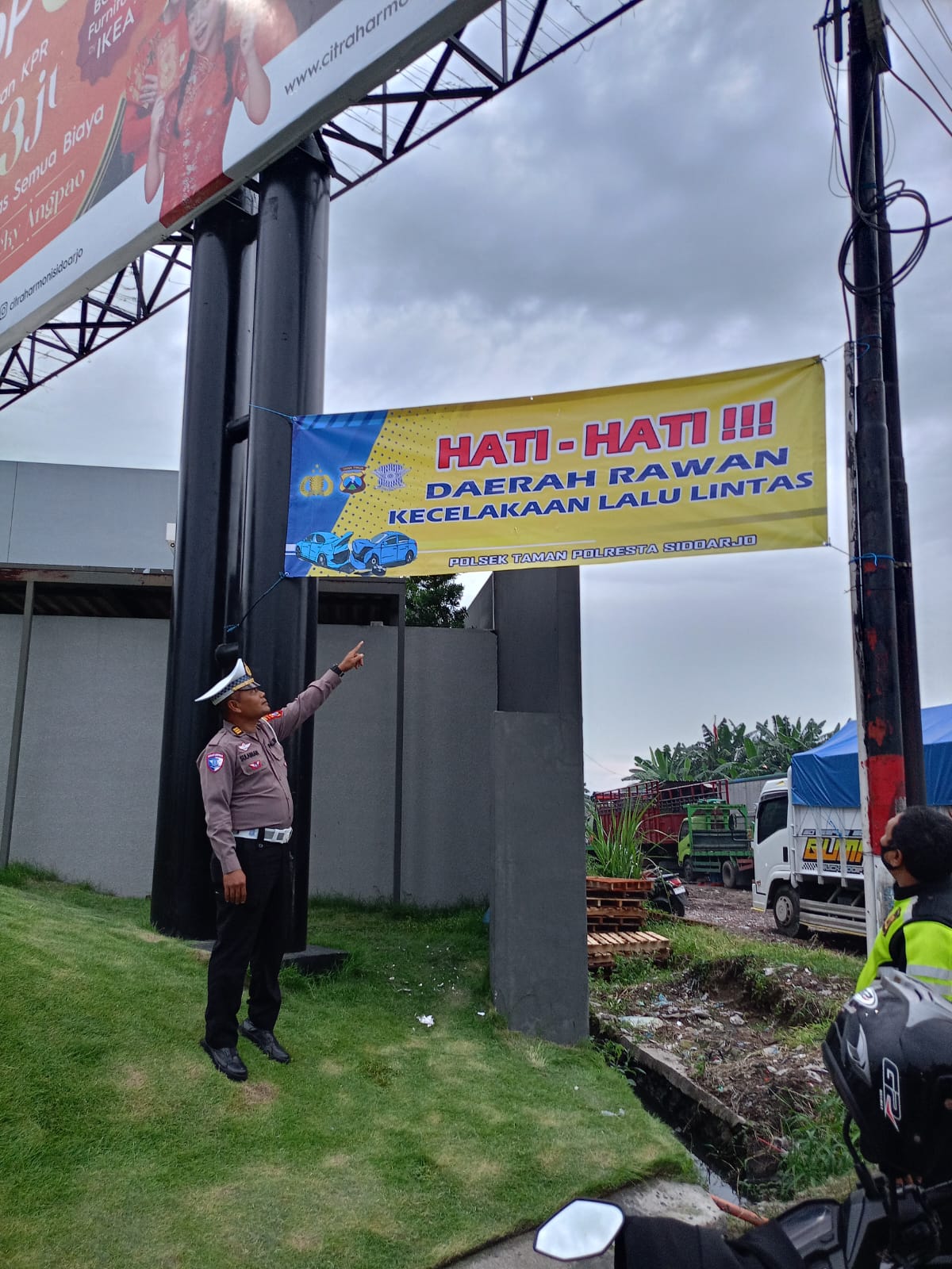 TERPASANG : Unit Lantas Polsek Taman bersama organisasi pemuda memasang imbauan rawan kecelakaan di Jalan Trosobo, Sidoarjo. (IST/RADAR SIDOARJO)