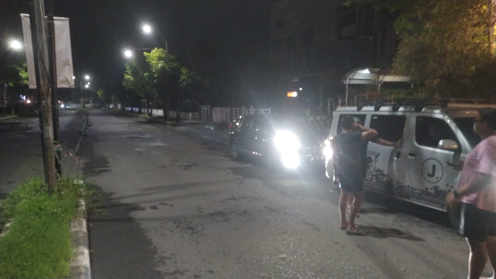 GEGER : Warga dan polisi sedang berada di lokasi pengeroyokan Jalan Pagerwojo, Buduran, Sidoarjo, Selasa (28/1). (IST/RADAR SIDOARJO)