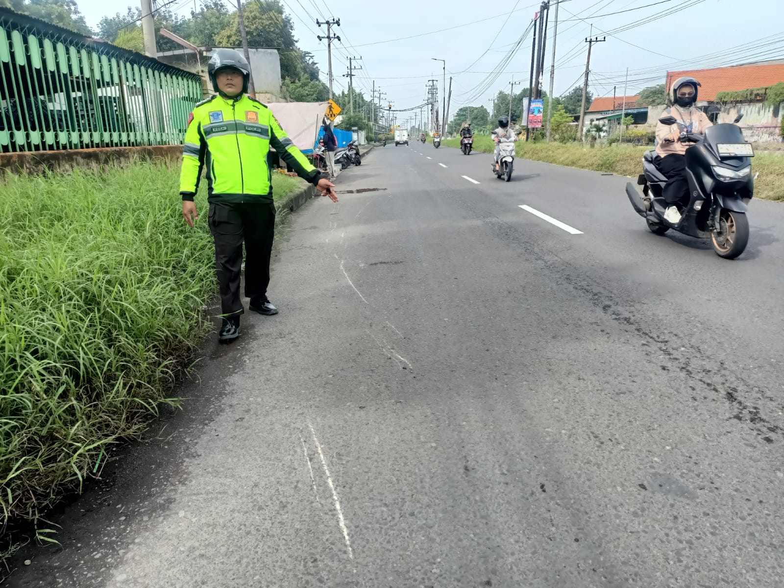 OLAH TKP : Polisi sedang berada di lokasi kejadian kecelakaan di Jalan Keboananom, Gedangan, Sidoarjo, Selasa (28/1). (IST/RADAR SIDOARJO)