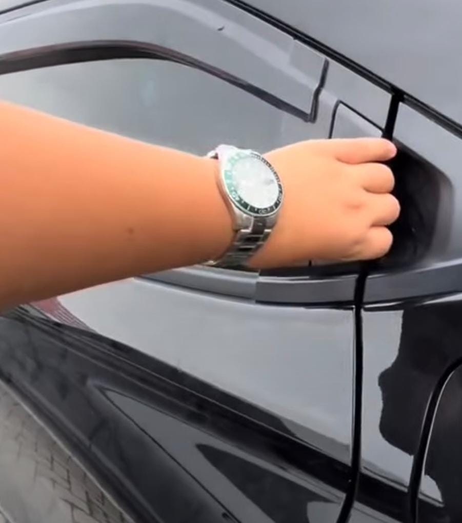 APES : Korban menunjukkan kondisi pintu mobil bagian belakang yang rusak. Ia menjadi korban pencurian di rest area tol Sidoarjo KM 753. (IST/RADAR SIDOARJO).