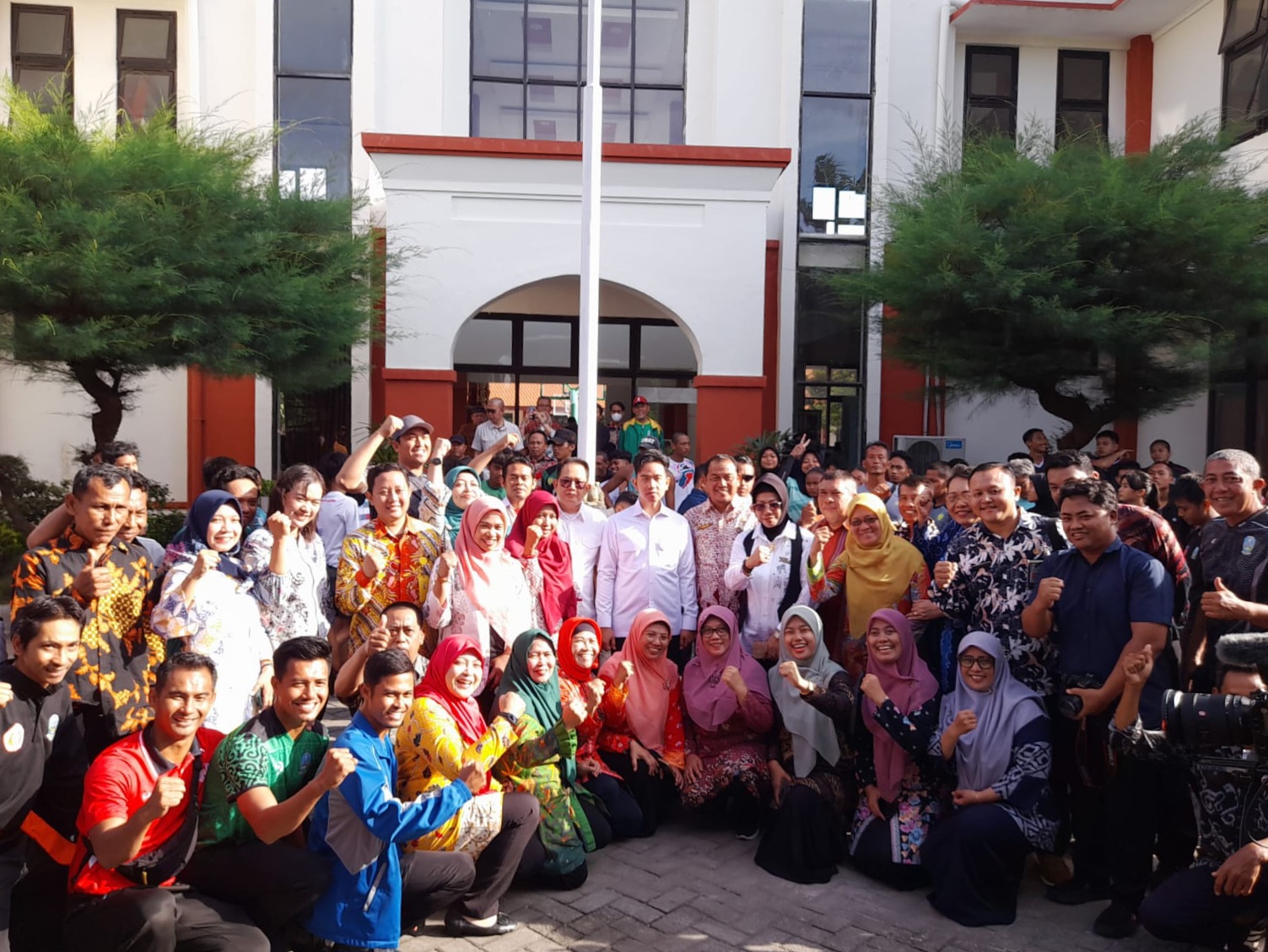 APRESIASI : Wakil Presiden RI, Gibran Rakabuming Raka saat foto bersama siswa SMANOR Sidoarjo. (M SAIFUL ROHMAN/RADAR SIDOARJO)