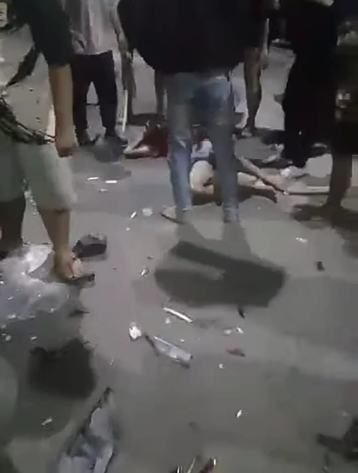 GERAM : Diduga anggota gangster dihajar massa di Ketegan, Taman, Sidoarjo, Rabu (29/1). (IST/RADAR SIDOARJO)