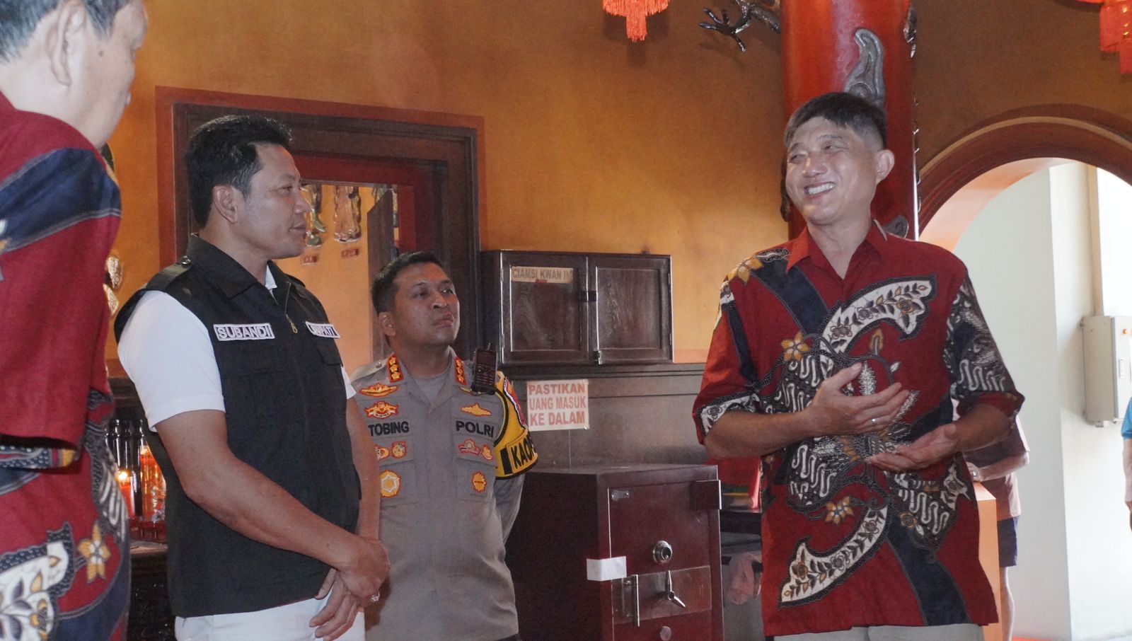 SINERGI : Plt Bupati Sidoarjo Subandi dan Kapolresta Sidoarjo Kombes Pol Christian Tobing saat melihat perayaan Imlek di Kelenteng Tjong Hok Kiong  Rabu (29/1). (GUNTUR IRIANTO/RADAR SIDOARJO)