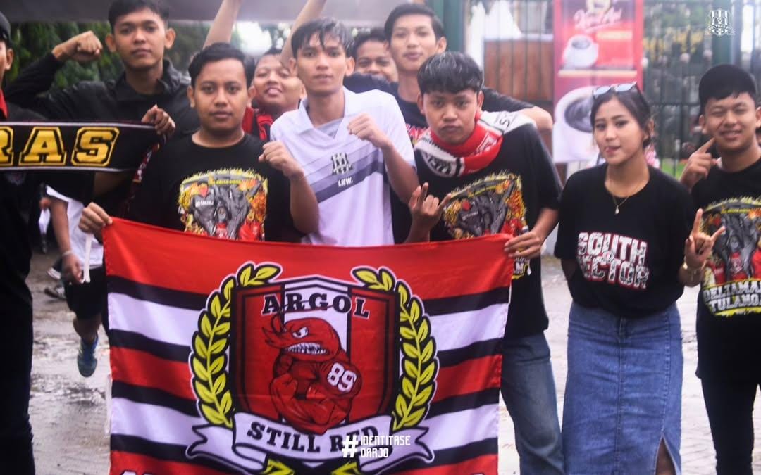 LOYAL: Deltamania saat memberikan dukungan ke tim kebanggaannya, Deltras Sidoarjo lewat gerakan songgoh bareng. (IST/RADAR SIDOARJO)