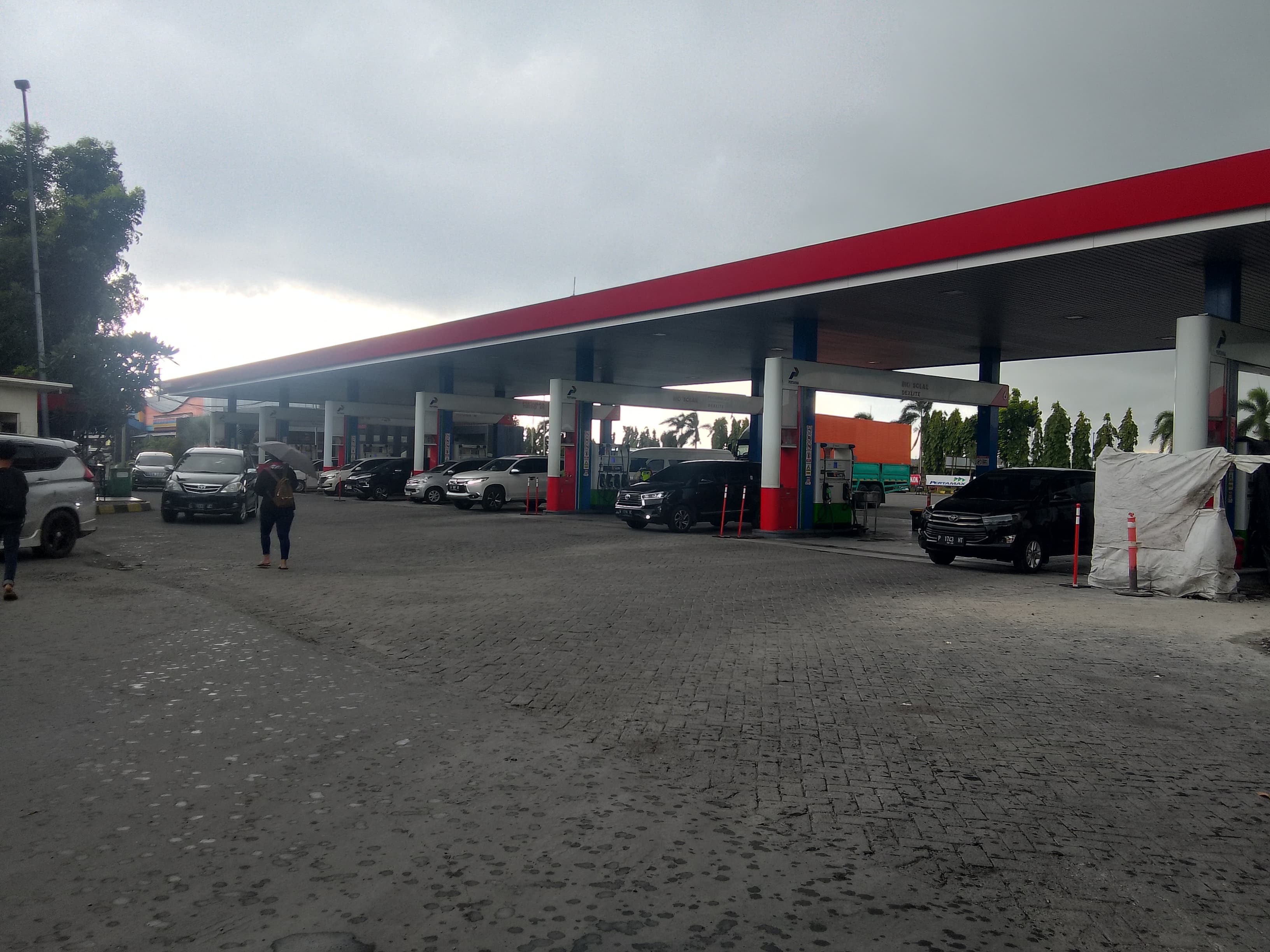 IMBAUAN : Rest area tol Sidoarjo lokasi pencurian dompet yang sempat viral di medsos. Pengelola sudah pasang peringatan hingga perbanyak sekuriti. (DIKY PUTRA SANSIRI/RADAR SIDOARJO)