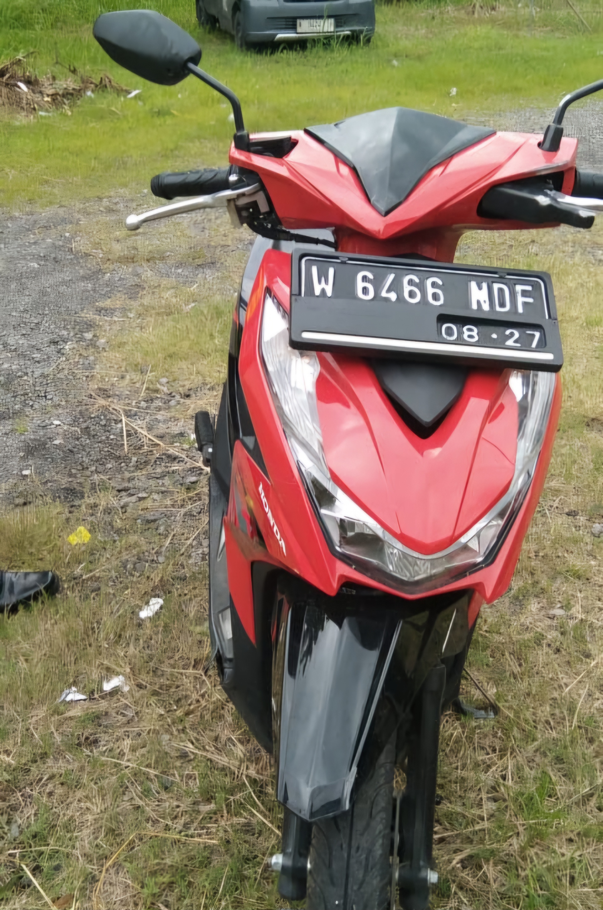 BARANG BUKTI : Kondisi sepeda motor korban usai terlibat kecelakaan di Jalan Desa Lajuk, Porong, Sidoarjo, Kamis (30/1). (IST/RADAR SIDOARJO)