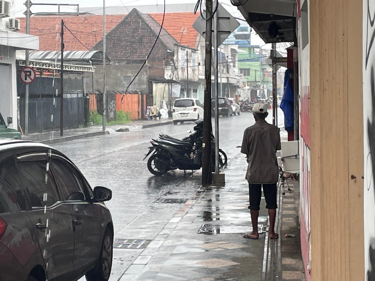 NAHAS : Lokasi korban ditemukan tergeletak di Jalan Gajah Mada, Sidoarjo, usai lompat dari lantai II ruko. Korban dinyatakan meninggal dunia. (DIKY PUTRA SANSIRI/RADAR SIDOARJO)