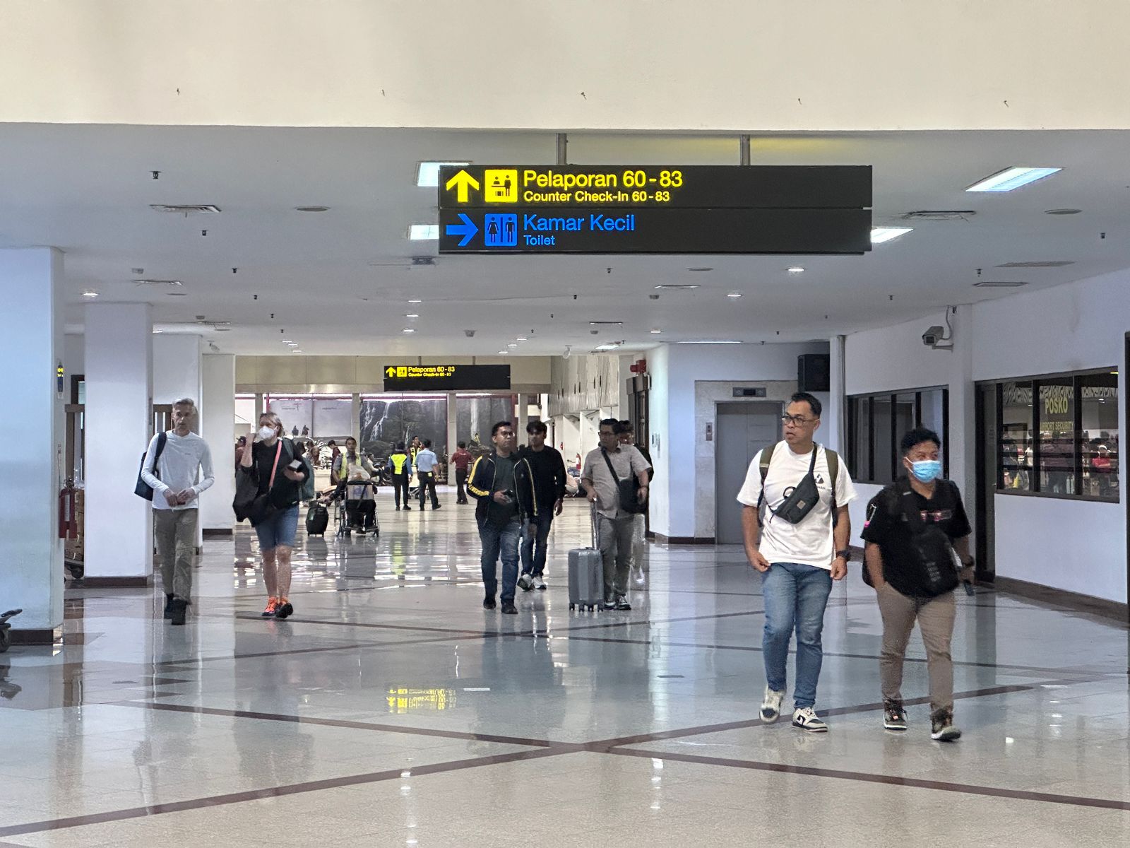 RAMAI : Kondisi penumpang di Bandara Internasional Juanda di Sedati, Sidoarjo, ketika libur panjang. (IST/RADAR SIDOARJO)