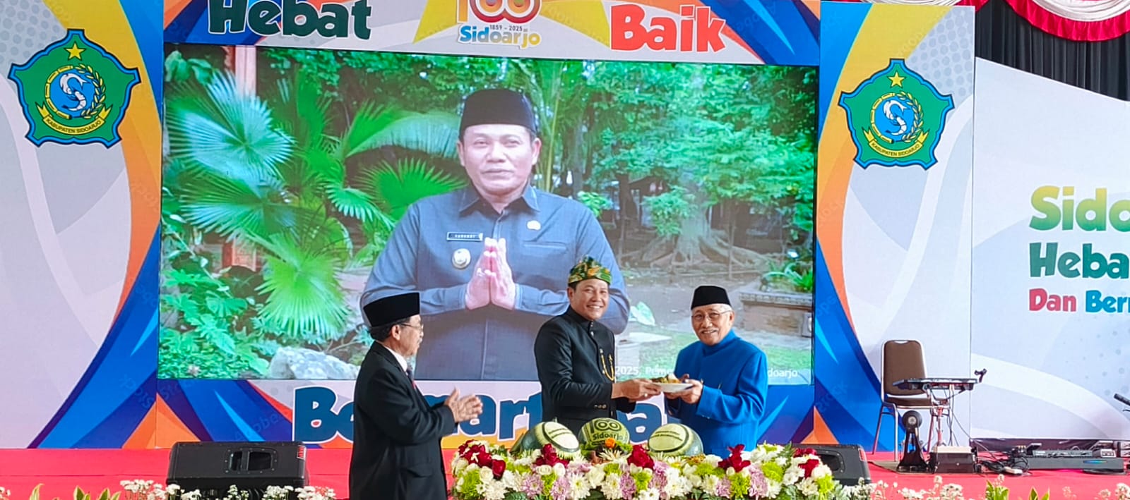 BANGGA: Plt Bupati Sidoarjo, Subandi saat memberikan tumpeng ke mantan Bupati Sidoarjo periode 1995-2000, Sujito, saat peringatan hari jadi Sidoarjo ke -166. (M SAIFUL ROHMAN/RADAR SIDOARJO)