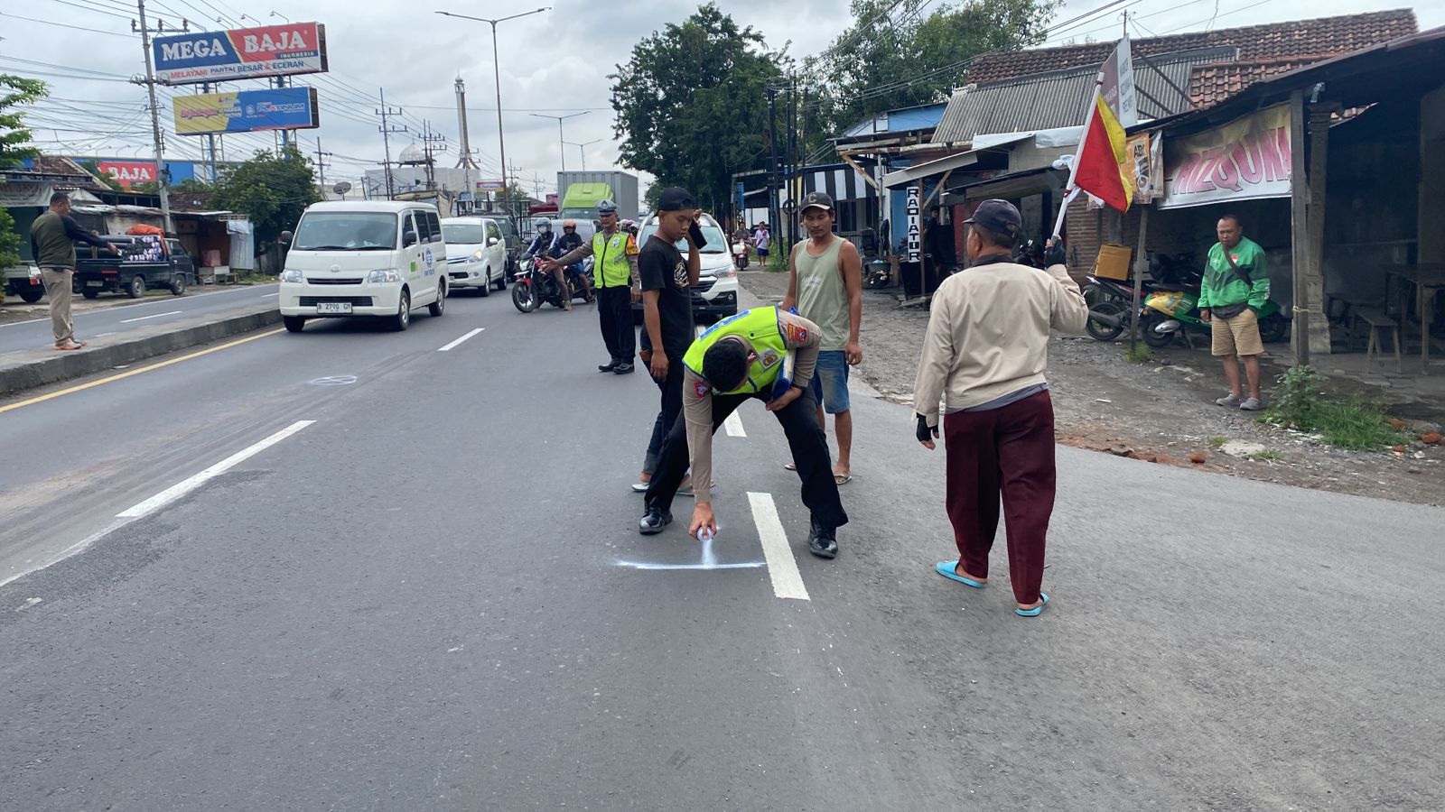 OLAH TKP : Polisi melakukan penyelidikan terkait kecelakaan antara pengendara motor dan truk di Jalan Raya Trosobo, Taman, Sidoarjo. (IST/RADAR SIDOARJO)