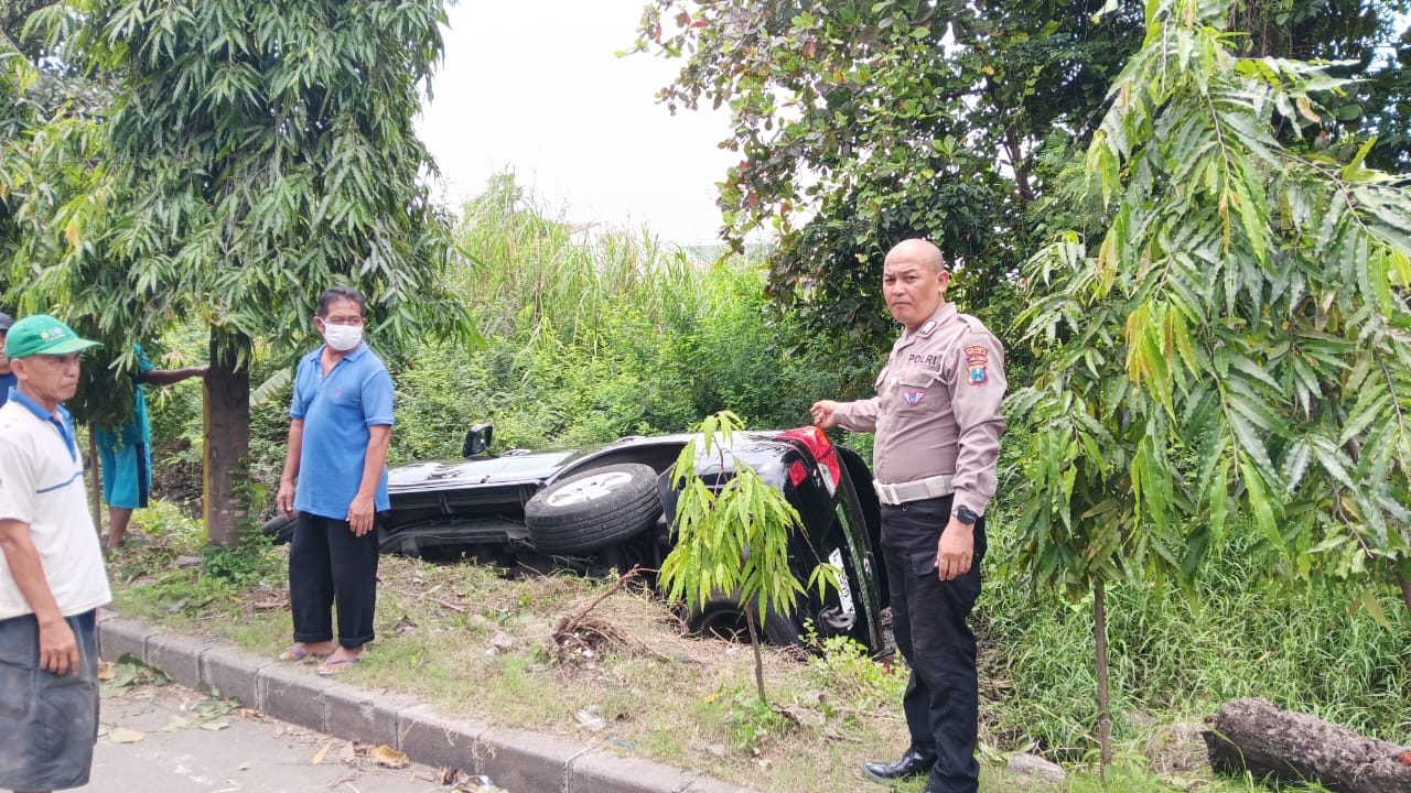 TERCEBUR : Mobil korban terperosok ke dalam parit di Jalan Desa Jatikalang, Krian, Sidoarjo, Jumat (31/1). (IST/RADAR SURABAYA)