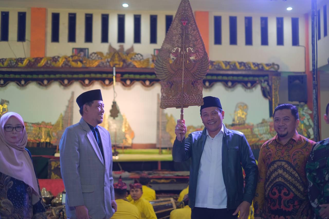 APRESIASI: Plt Bupati Sidoarjo Subandi menghadiri pagelaraalan wayang kulit di Desa Grogol, Kecamatan Tulangan dalam rangka acara Ruwah Desa, Jumat (31/1/2025) malam.
