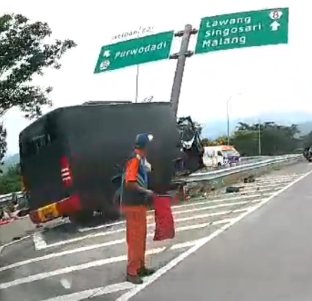 RINGSEK : Bus polisi yang memuat rombongan siswa dan guru SMAN 1 Porong Sidoarjo terlibat kecelakaan di Tol Pandaan. (IST/RADAR SIDOARJO)