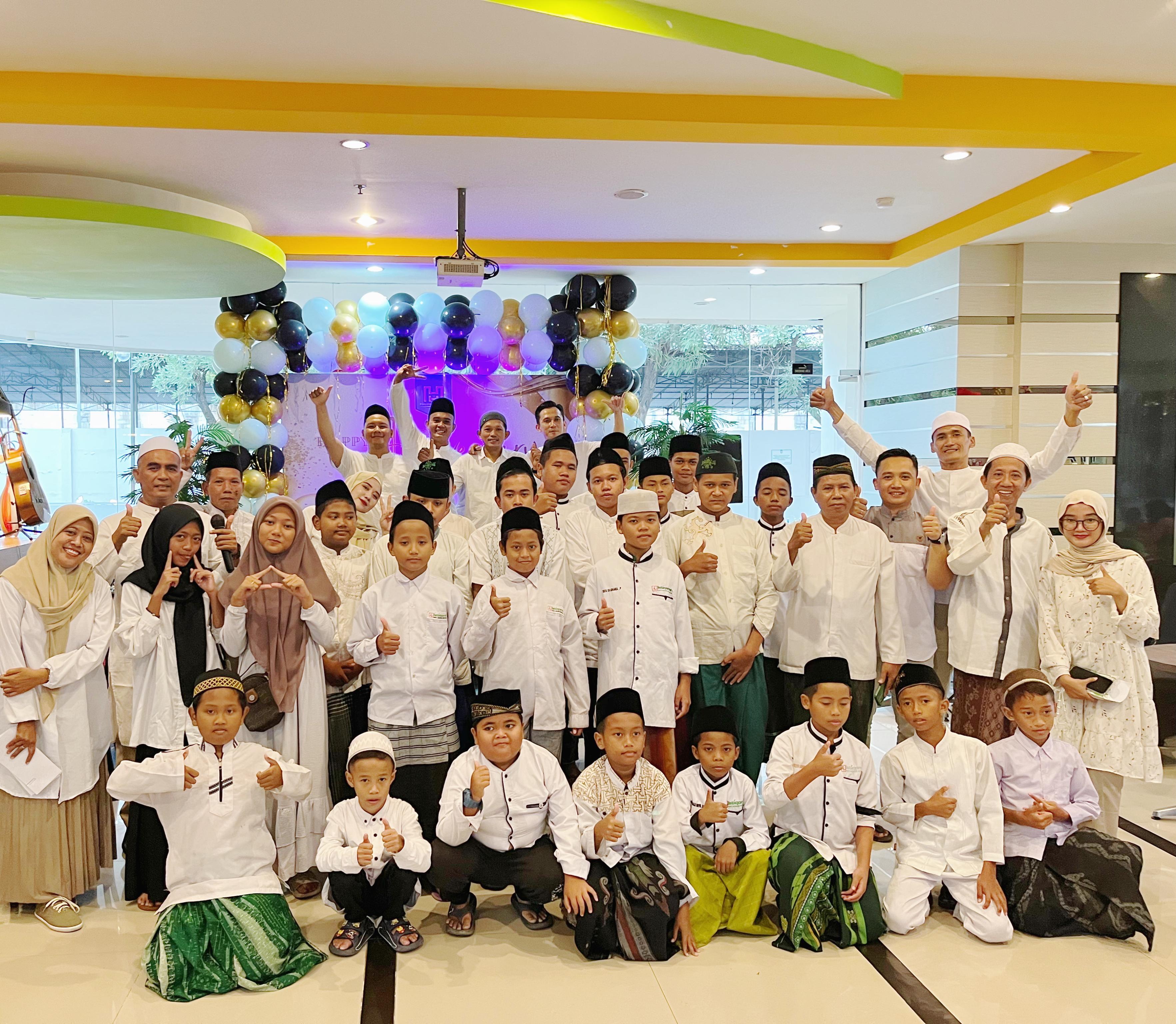PEDULI: Manajemen Halogen Hotel Juanda&nbsp;Airport di Sidoarjo bersama anak-anak yatim piatu.