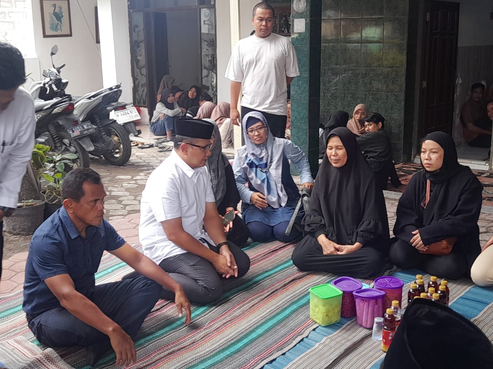 TAKJIAH: Kepala Dinas Pendidikan Provinsi Jawa Timur, Aries Agung Paewai (berkopyah) saat mengunjungi rumah duka Nafiri Arimbi Maharani. (M SAIFUL ROHMAN/RADAR SIDOARJO)