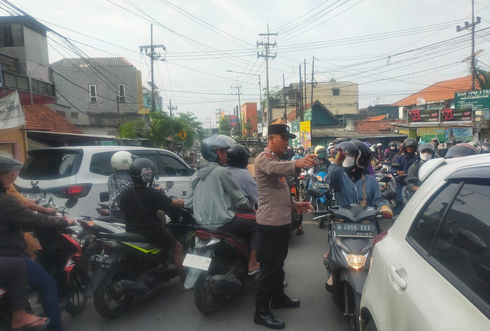 BERHENTI : Kondisi lalu lintas di Taman, Sidoarjo, macet pada Senin (3/2) pagi. Petugas kepolisian turun tangan untuk mengurai kemacetan tersebut. (IST/RADAR SIDOARJO)
