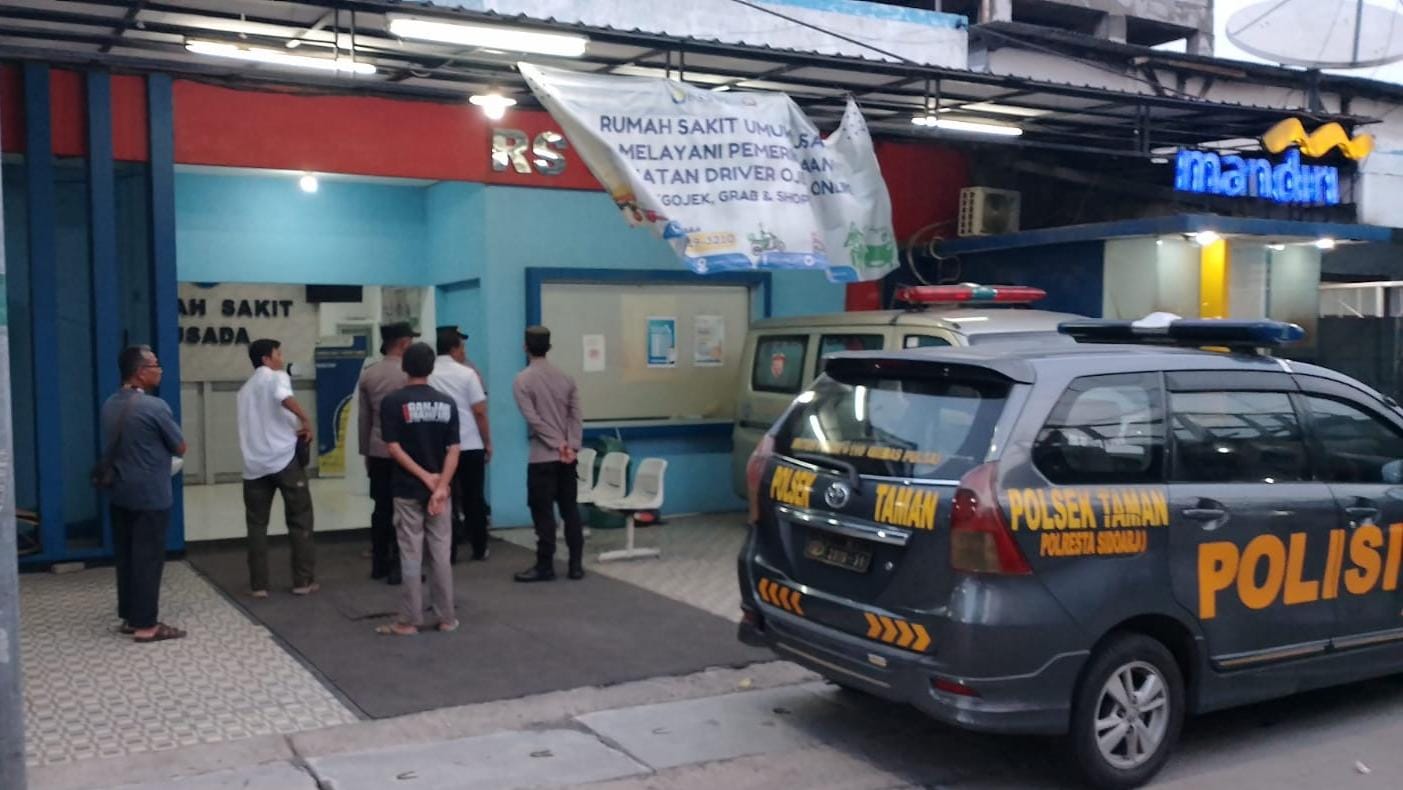 NAHAS : Polisi sedang berada di Rumah Sakit Usada Wage, Taman, Sidoarjo saat evakuasi korban gantung diri. (IST/RADAR SIDOARJO)