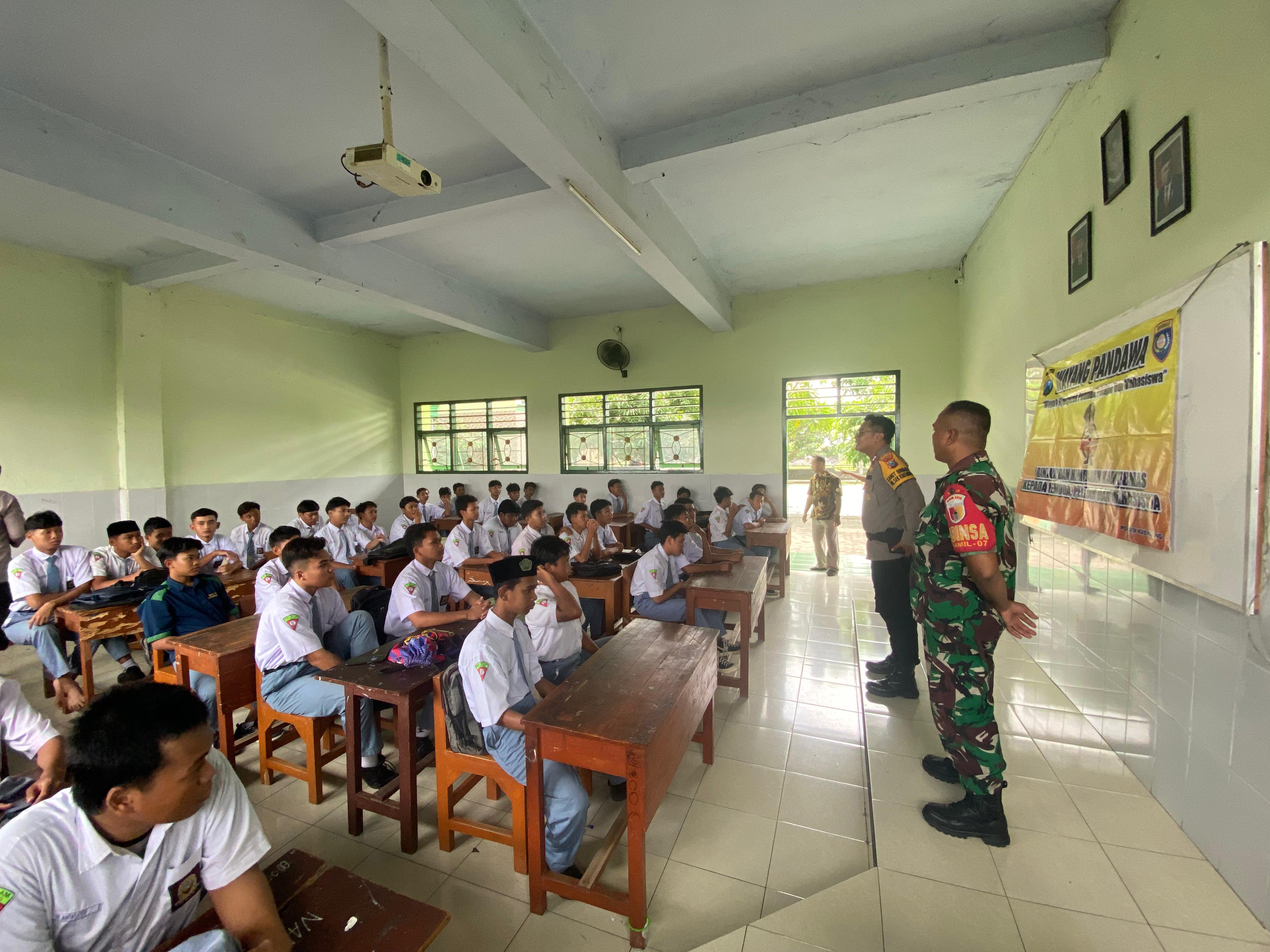 PENCEGAHAN : Polisi dan TNI memberikan edukasi ke siswa sekolah di wilayah Kecamatan Krembung. (IST/RADAR SIDOARJO)