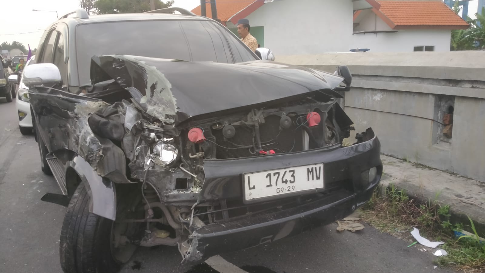 RINGSEK : Kecelakaan adu banteng di Jalan Raya Ploso, Krembung, Sidoarjo, antara truk dan mobil fortuner. Kondisi kedua kendaraan rusak. (IST/RADAR SIDOARJO)