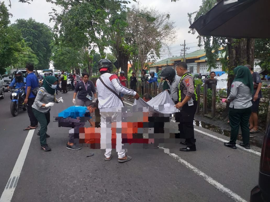 EVAKUASI : Korban saat dievakuasi tim medis. Ia menjadi korban tabrak lari di Jalan Letjend S Parman, Waru, Sidoarjo. (IST/RADAR SIDOARJO)