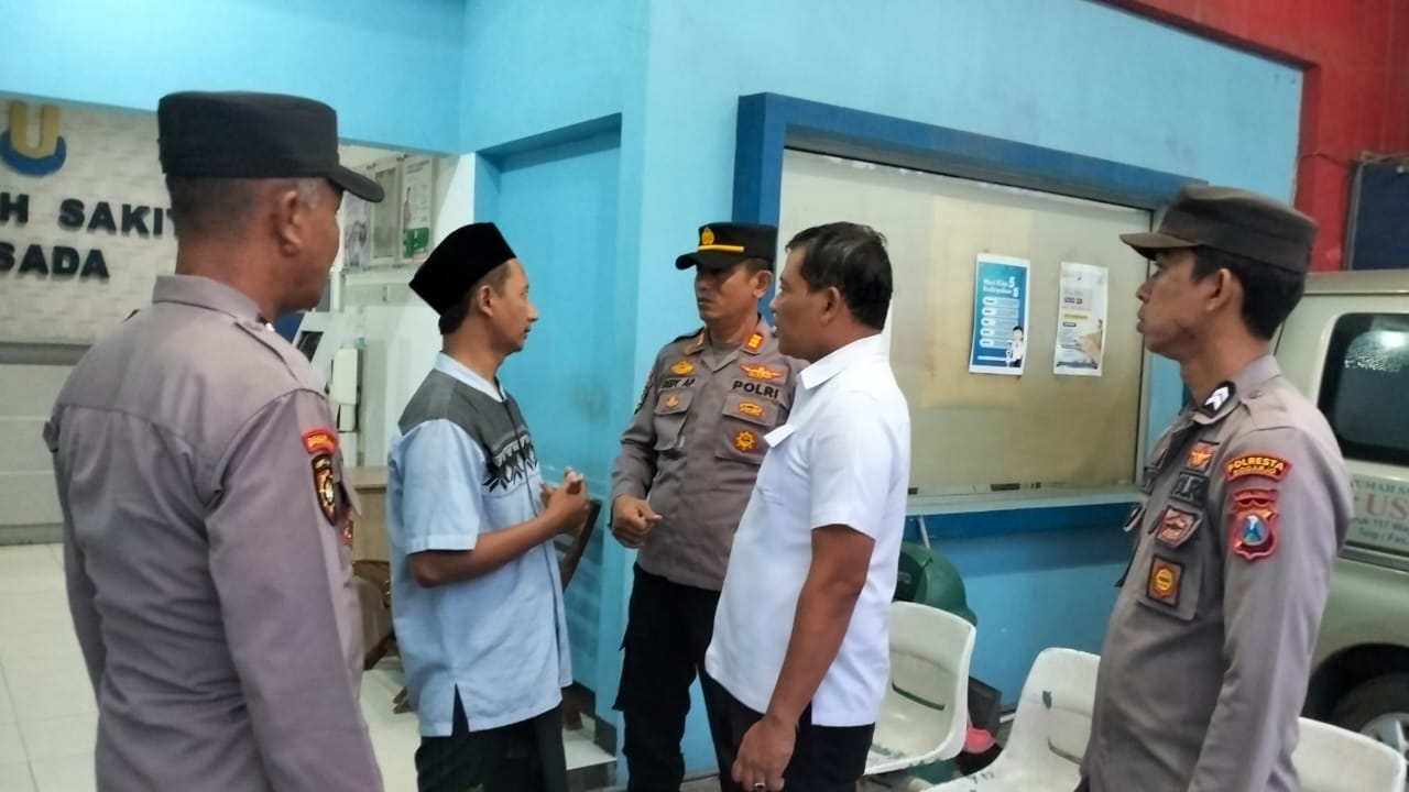 NAHAS : Polisi sedang berada di Rumah Sakit Usada Wage, Taman, Sidoarjo saat evakuasi korban gantung diri.