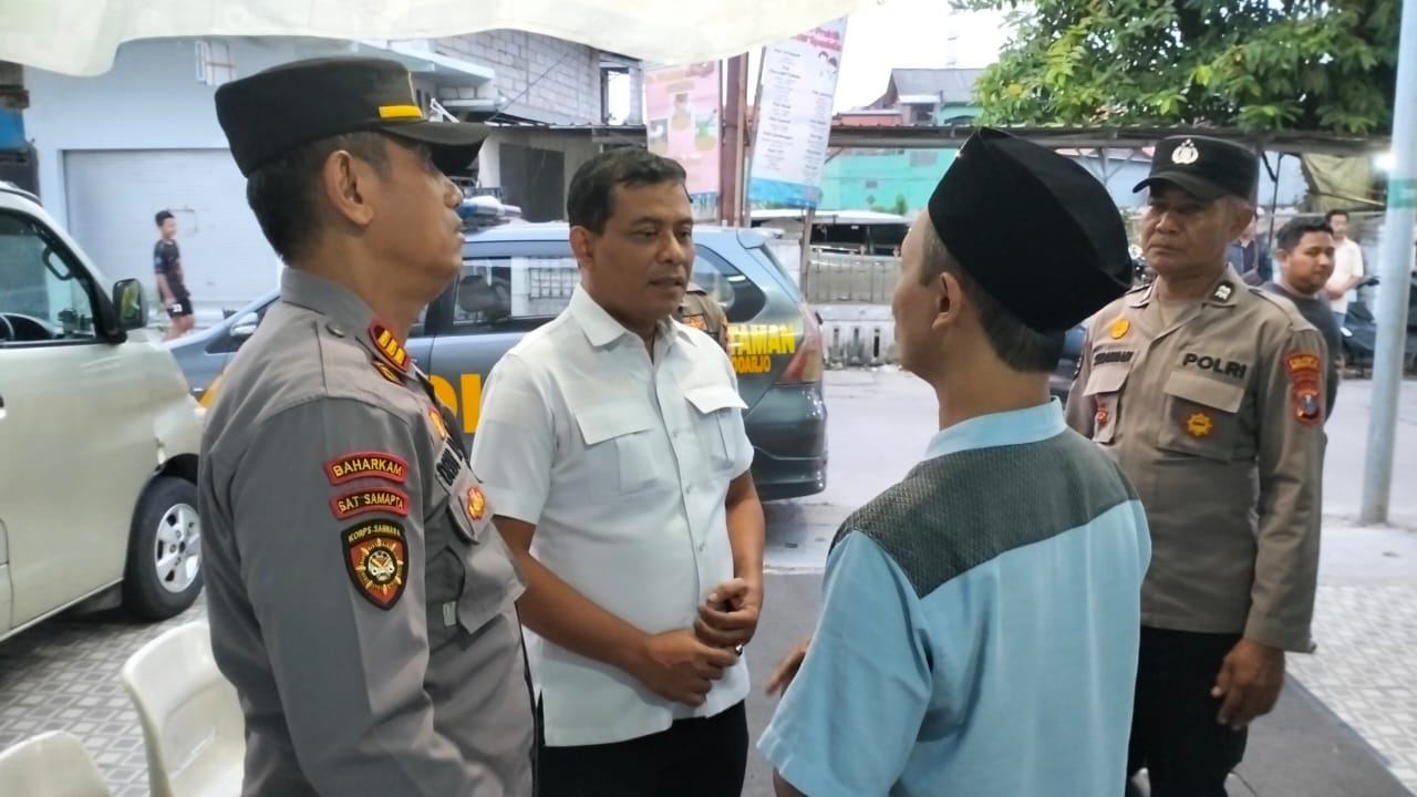 NAHAS : Polisi sedang berada di Rumah Sakit Usada Wage, Taman, Sidoarjo saat evakuasi korban gantung diri. (IST/RADAR SIDOARJO)