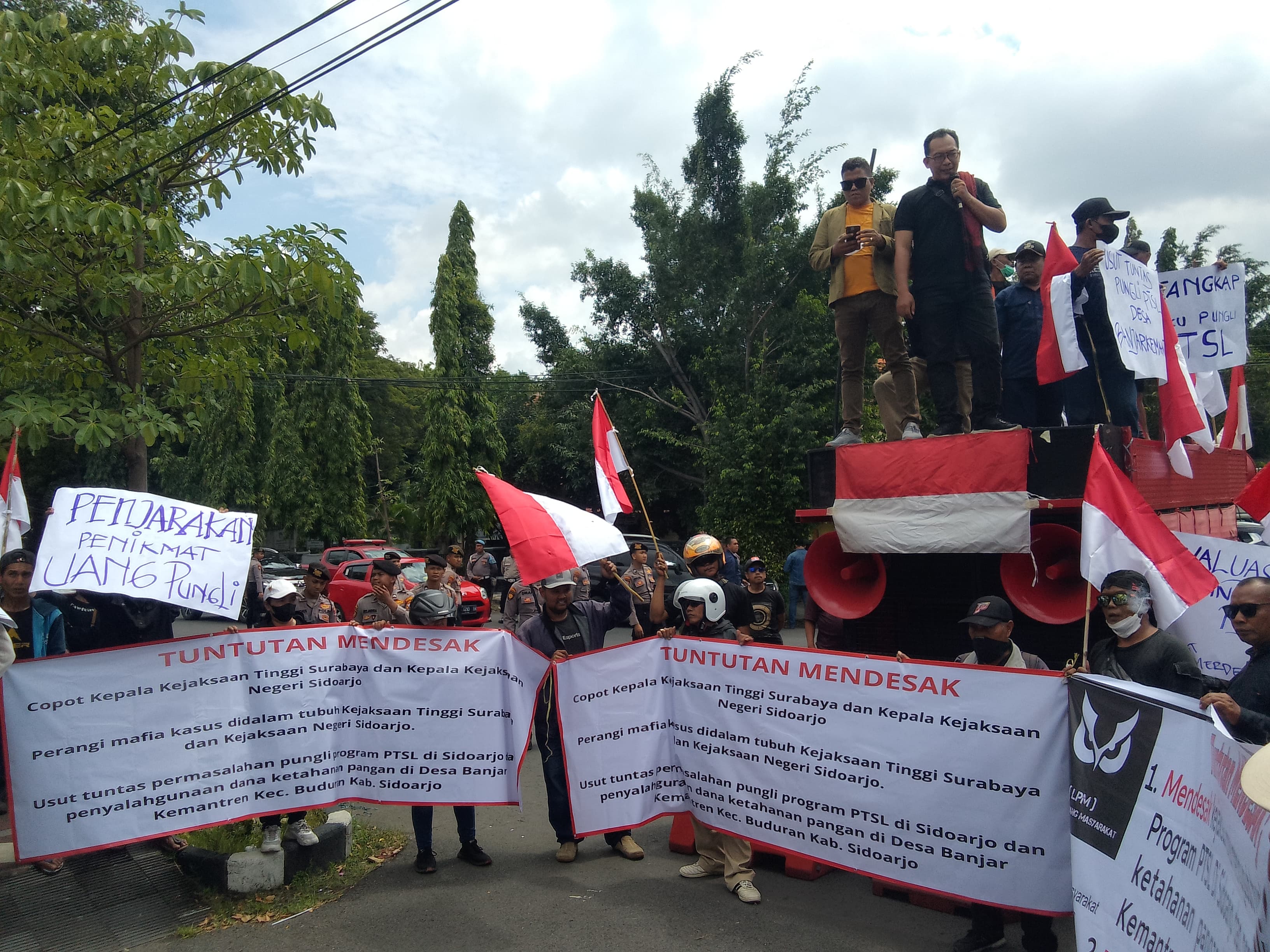 ASPIRASI: Ratusan warga Desa Banjarkemantren, Buduran, Sidoarjo, saat sampaikan aspirasi di depan kantor Kejari Sidoarjo, Rabu (5/1). (DIKY PUTRA SANSIRI/RADAR SIDOARJO)