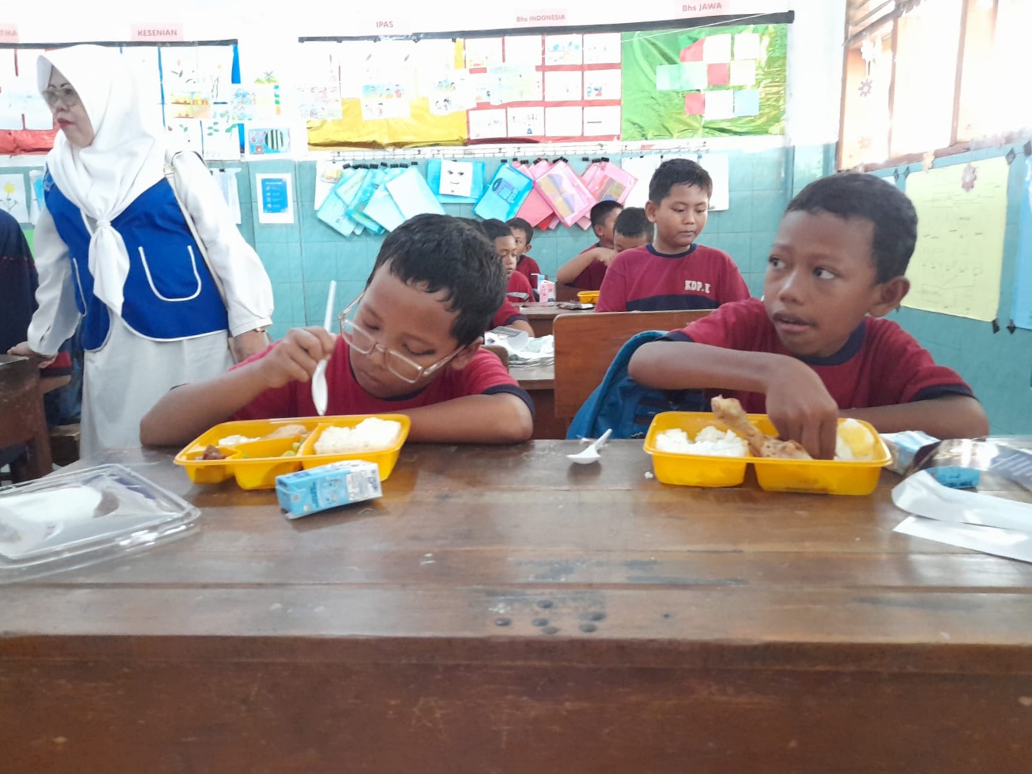 SENANG: Siswa SDN Kedungpandang 1 saat pertama kali mendapatkan makan bergizi gratis (MBG). (M SAIFUL ROHMAN/RADAR SIDOARJO)