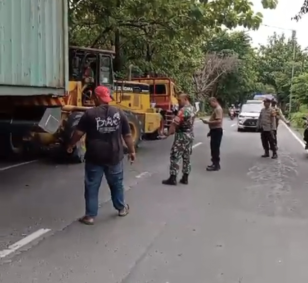 EVAKUASI : Gandengan truk kontainer yang lepas di Jalan Ketimang, Wonoayu, Sidoarjo, harus dipasang menggunakan alat berat. (IST/RADAR SIDOARJO)