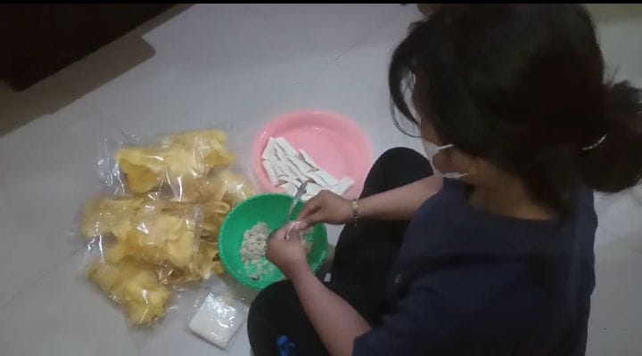 TELATEN : IV saat membuat adonan di rumahnya Wonoayu, Sidoarjo. Ia harus memenuhi kebutuhannya sendiri. Ia diduga jadi orban penelantaran anak oleh sang ayah. (DIKY PUTRA SANSIRI/RADAR SIDOARJO)