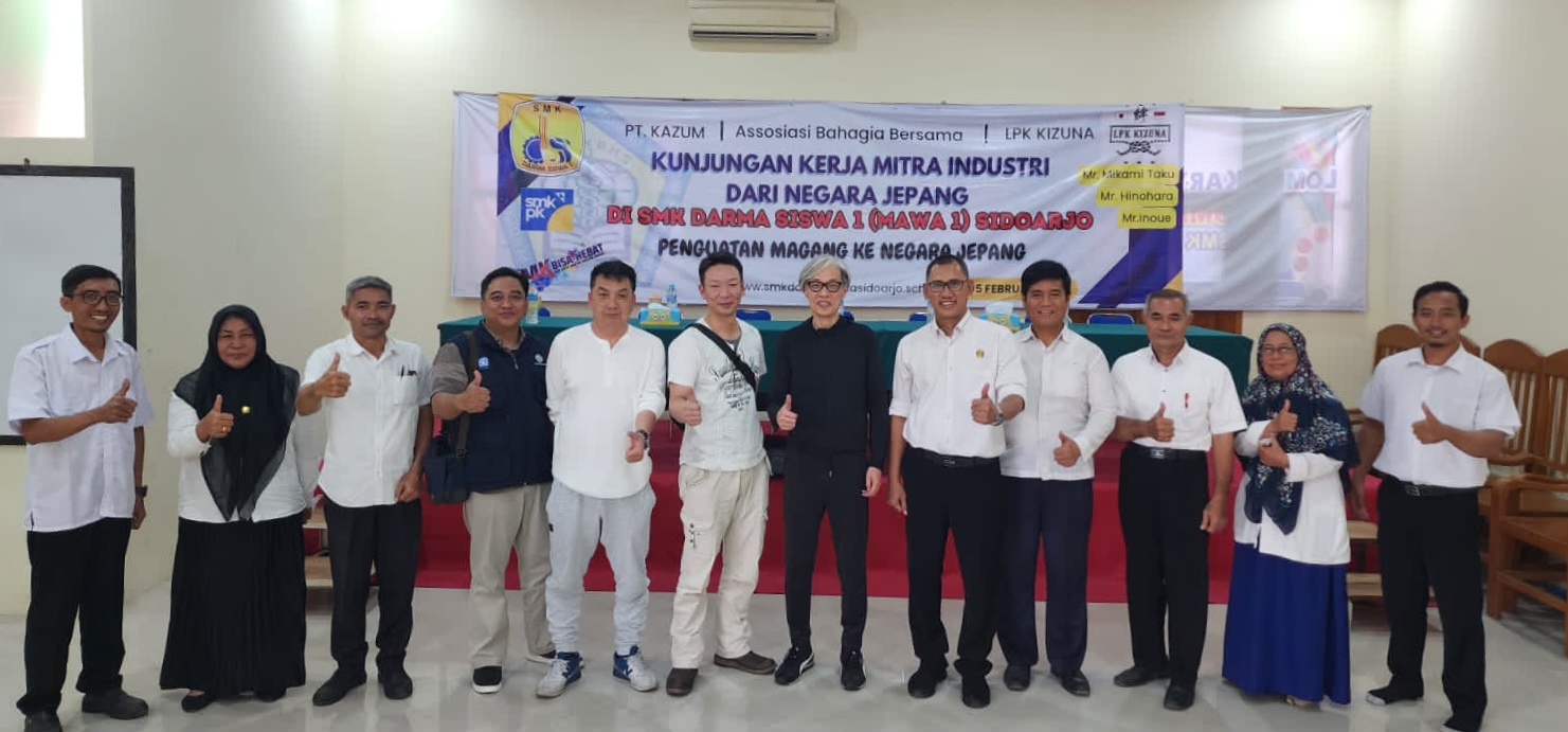 KOMPAK: Foto bersama kepala SMK Darma Siswa 1 (MAWA) Sidoarjo H Argo Ciptono, S.T,M.M saat Kedatangan kunjungan Kerja Mitra dari Jepang. (ANAS/RADAR SIDOARJO)